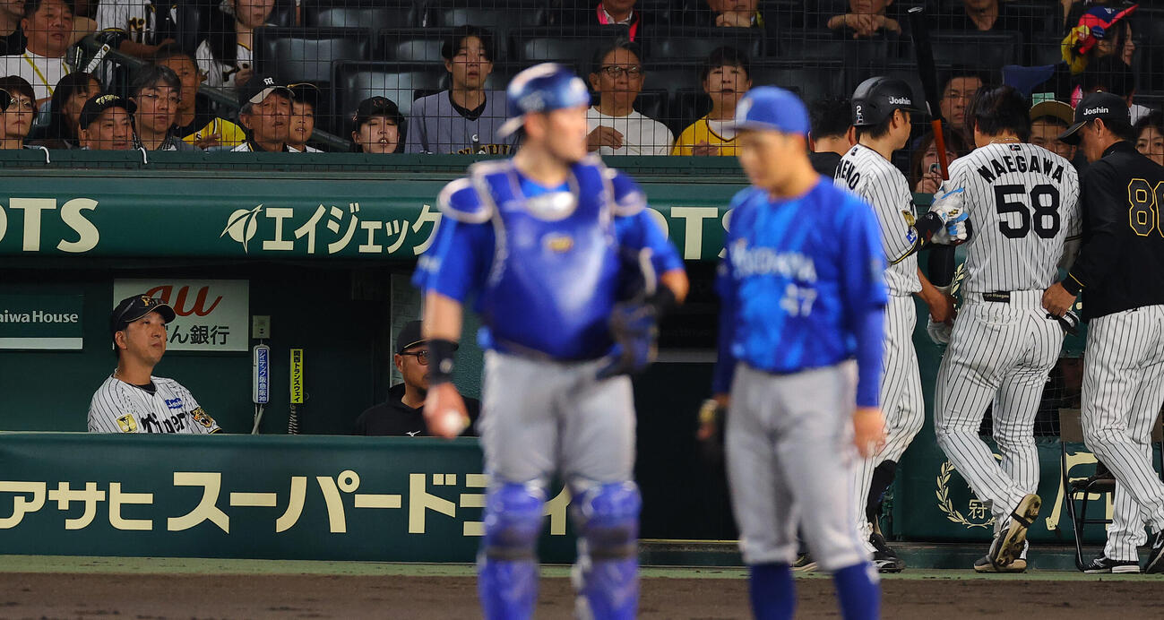 阪神対DeNA 2回裏阪神無死、藤川球児監督（左）は死球を受けベンチに引き揚げる前川右京（右から2人目）を心配そうに見つめる（撮影・上田博志）
