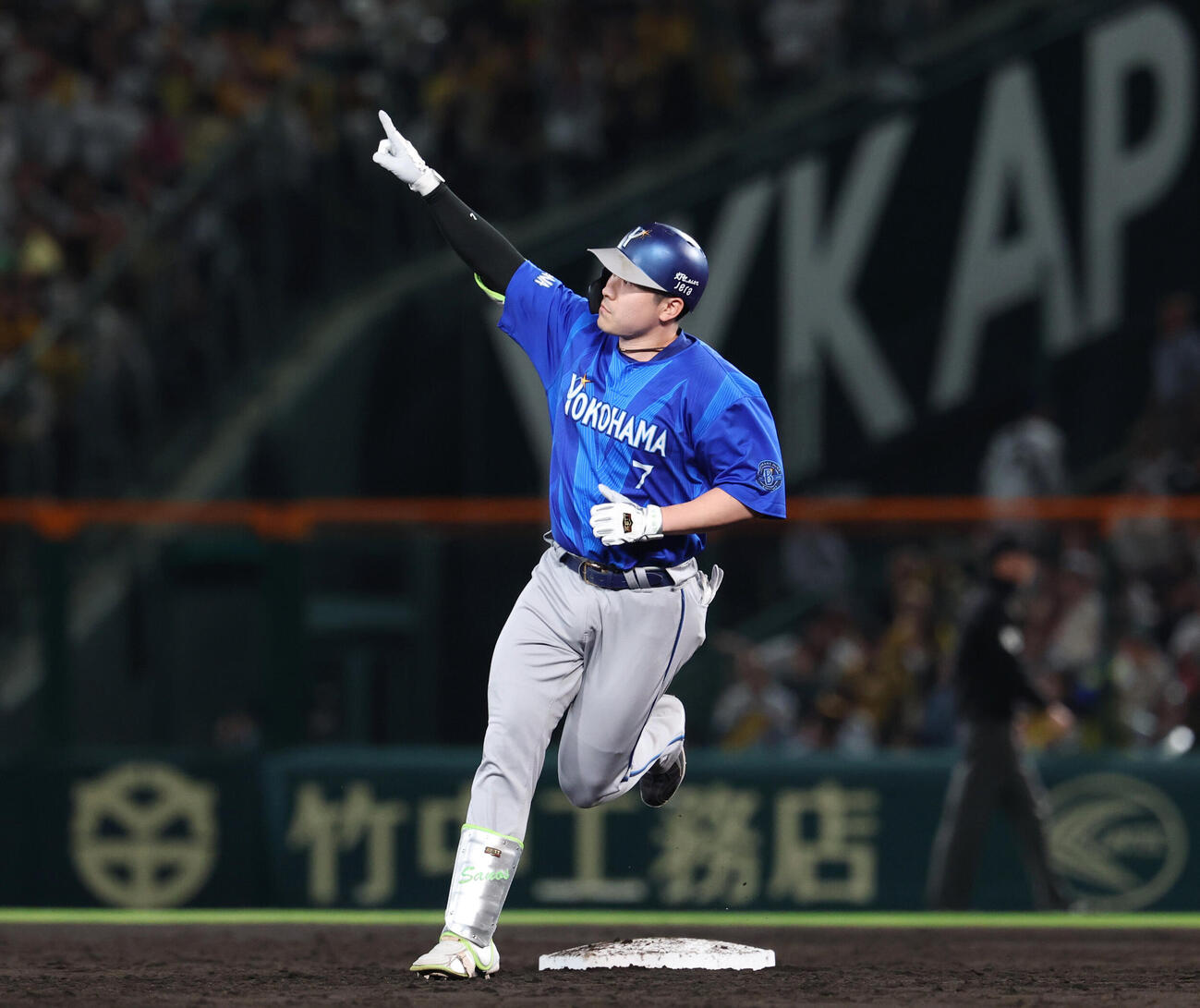 阪神対DeNA 3回表DeNA1死二、三塁、3点本塁打を放ちダイヤモンドを回る佐野恵太（撮影・増田悦実）