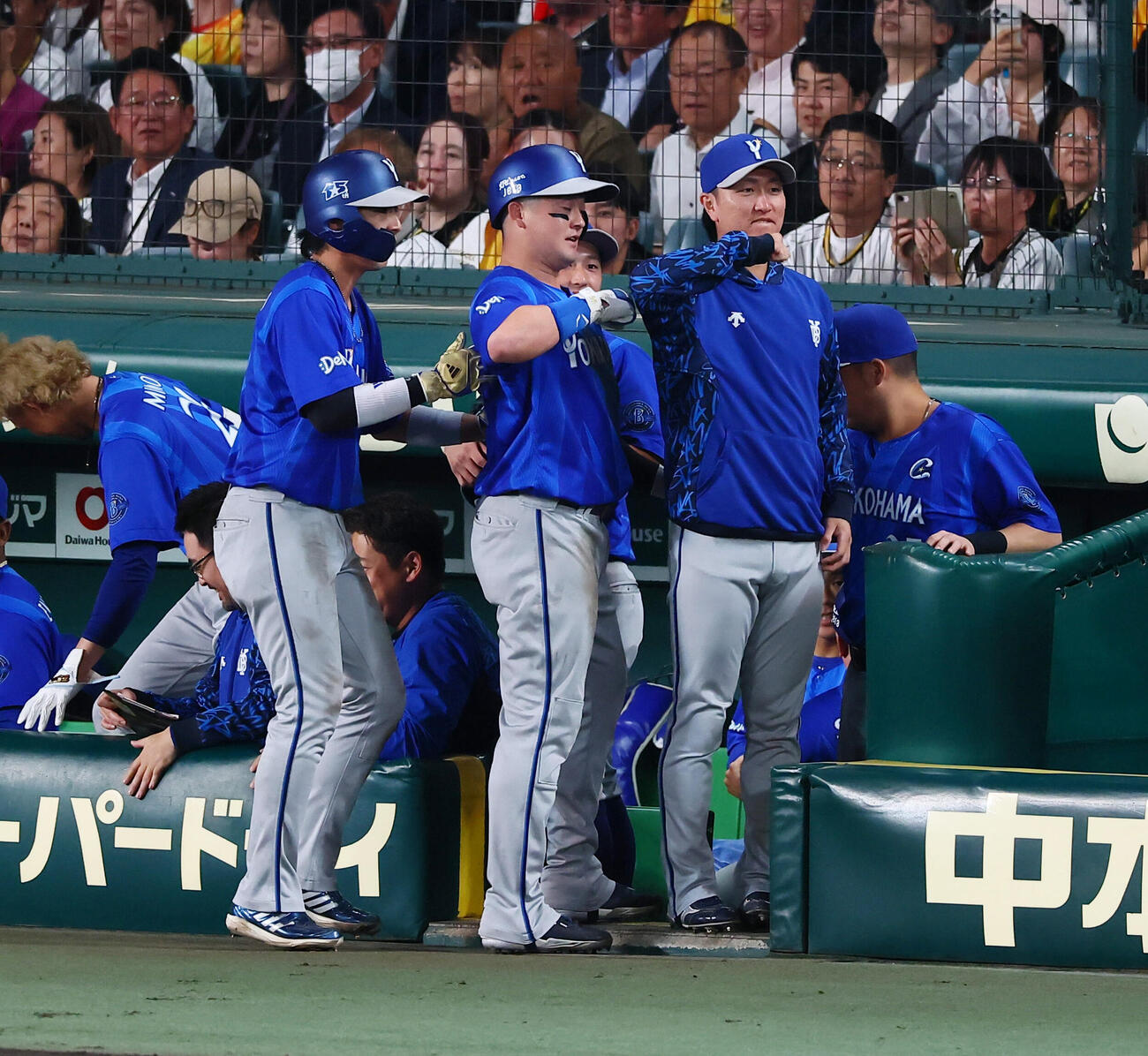 阪神対DeNA 3回表DeNA1死二、三塁、佐野恵太（右）は3点本塁打を放ちナインとタッチしてベンチの中へ消えた代わりに牧秀悟がファンに向かってデスターシャのポーズを決める（撮影・加藤哉）