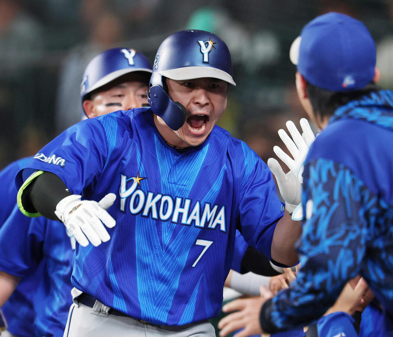 阪神対DeNA 3回表DeNA1死二、三塁、3点本塁打を放ち声を上げながらナインとタッチを交わす佐野恵太（撮影・増田悦実）
