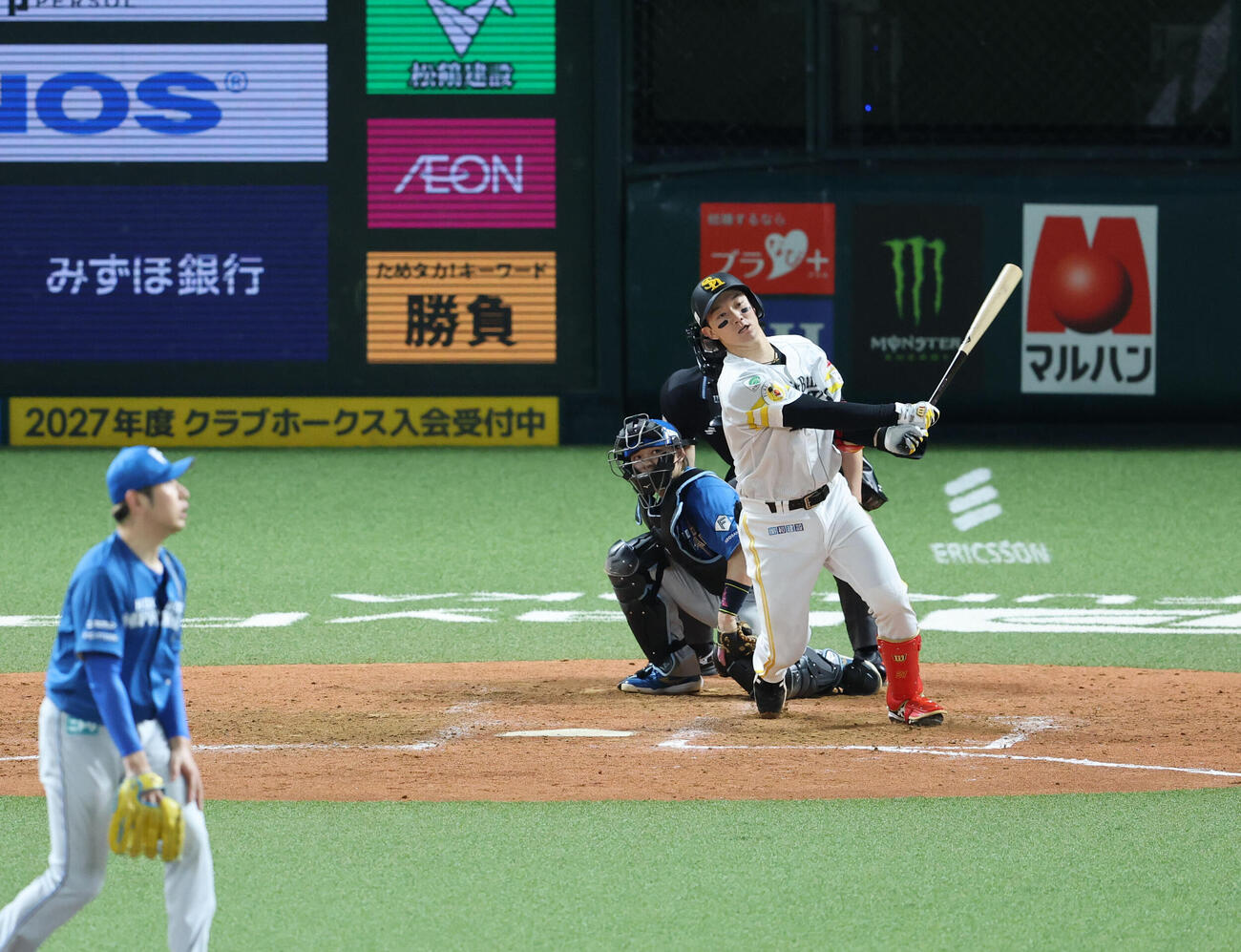 ソフトバンク対日本ハム　5回裏ソフトバンク1死二塁、正木智也は左中間に逆転となる2点本塁打を放つ（撮影・梅根麻紀）