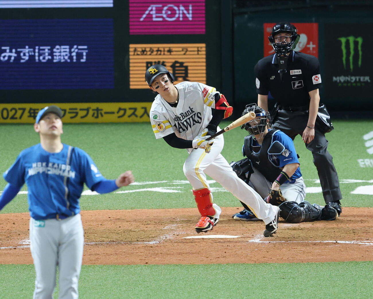 ソフトバンク対日本ハム　5回裏ソフトバンク1死二塁、正木智也は左中間に逆転となる2点本塁打を放つ（撮影・梅根麻紀）