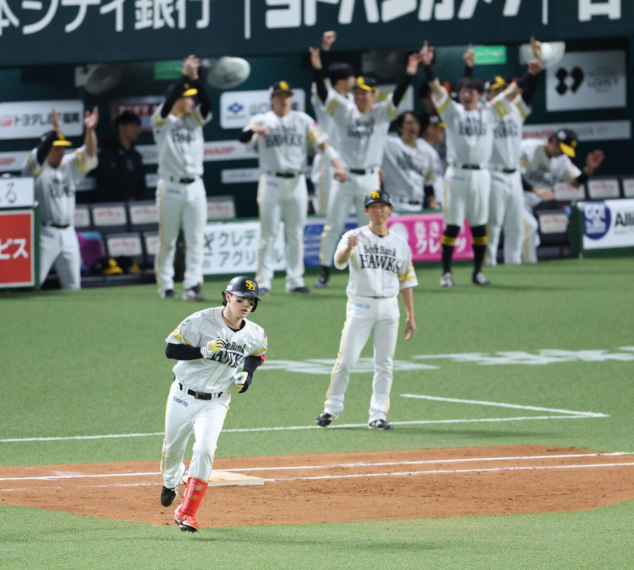 ソフトバンク対日本ハム　5回裏ソフトバンク1死二塁、正木智也は左中間に逆転となる2点本塁打を放つ（撮影・梅根麻紀）