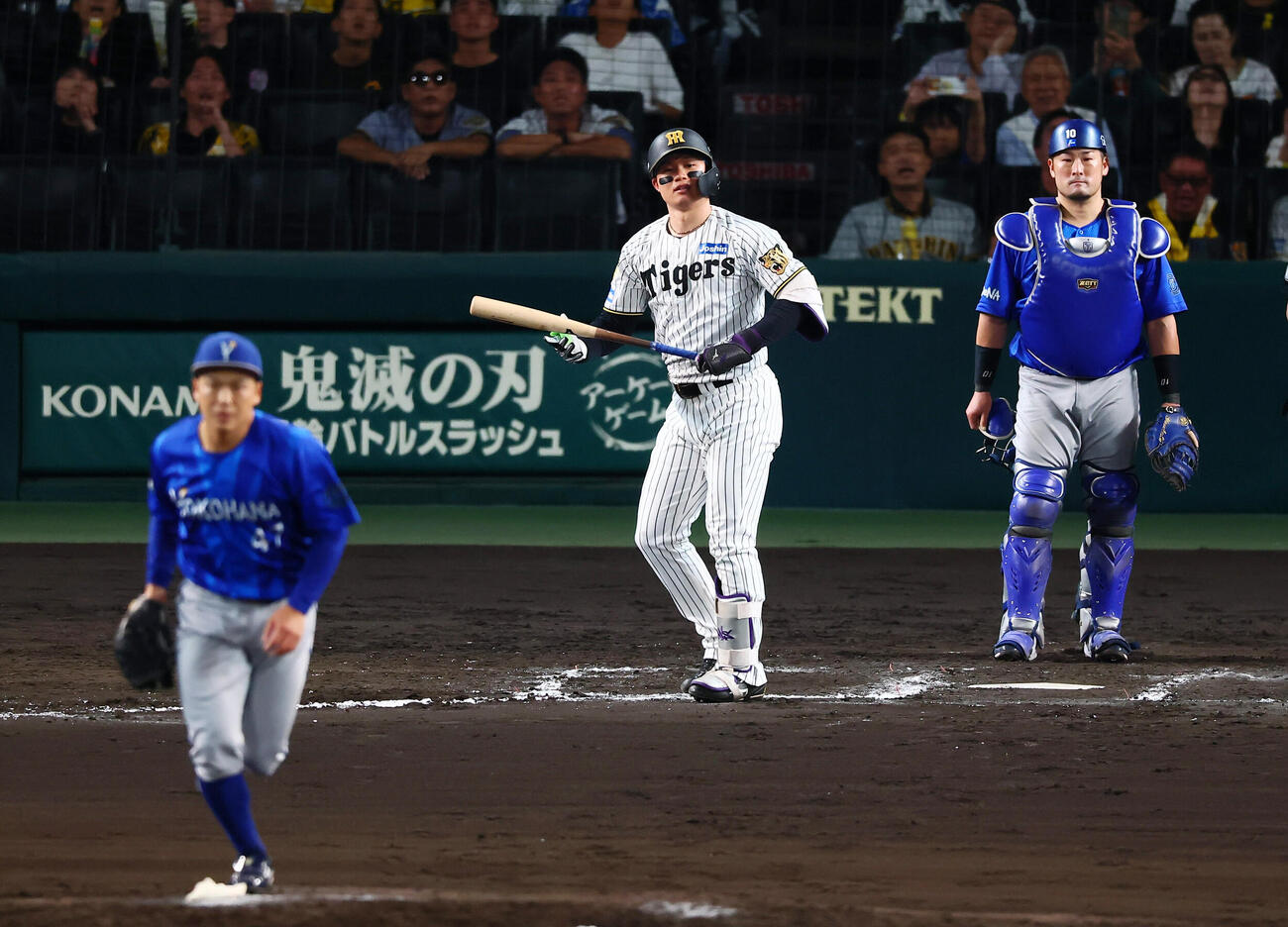阪神対DeNA 7回裏阪神1死一塁、代打森下翔太は中飛を打ち上げる。投手片山皓心（撮影・加藤哉）