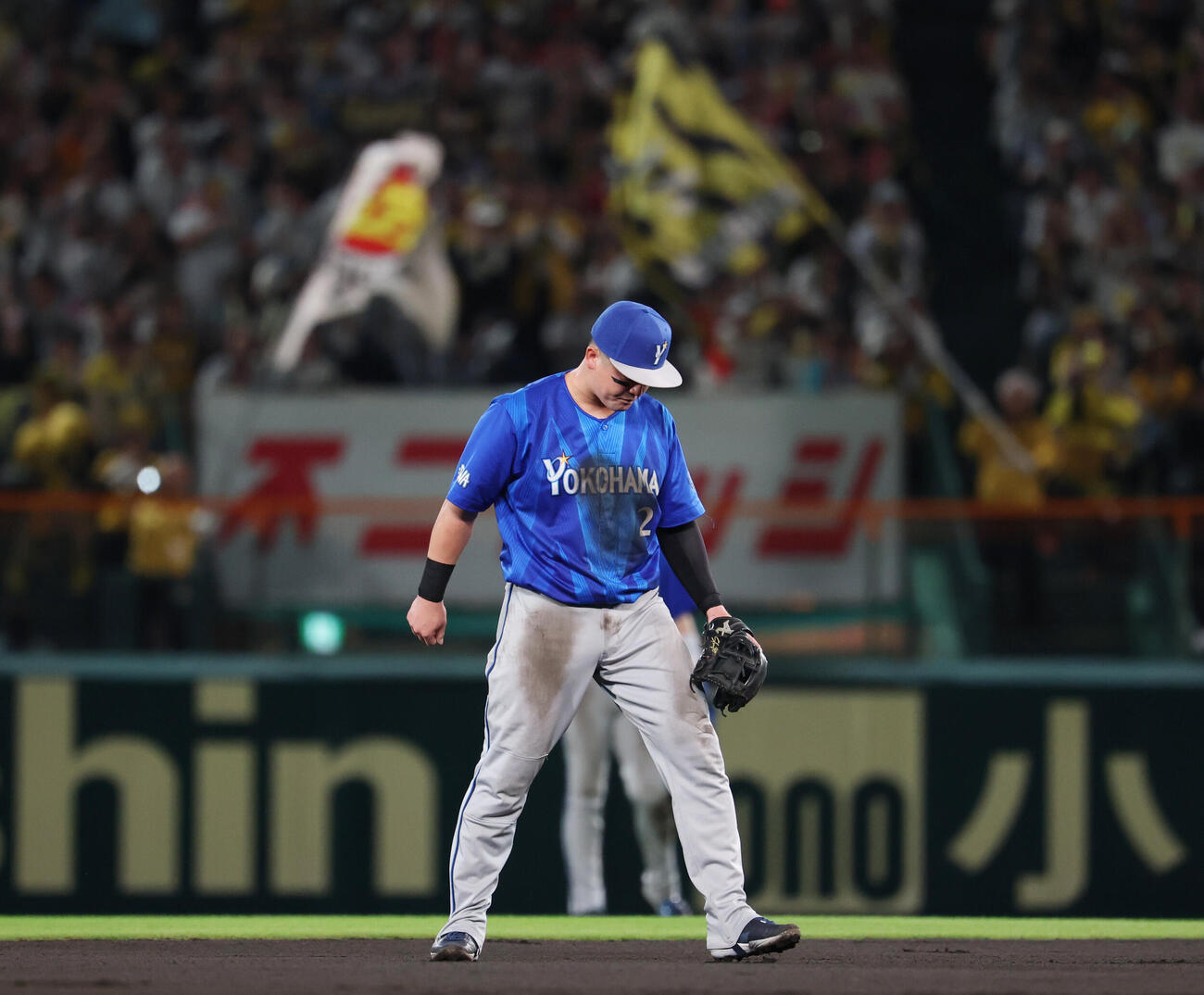 阪神対DeNA 1回裏阪神1死一塁、近本光司の打球を失策する牧秀悟（撮影・増田悦実）