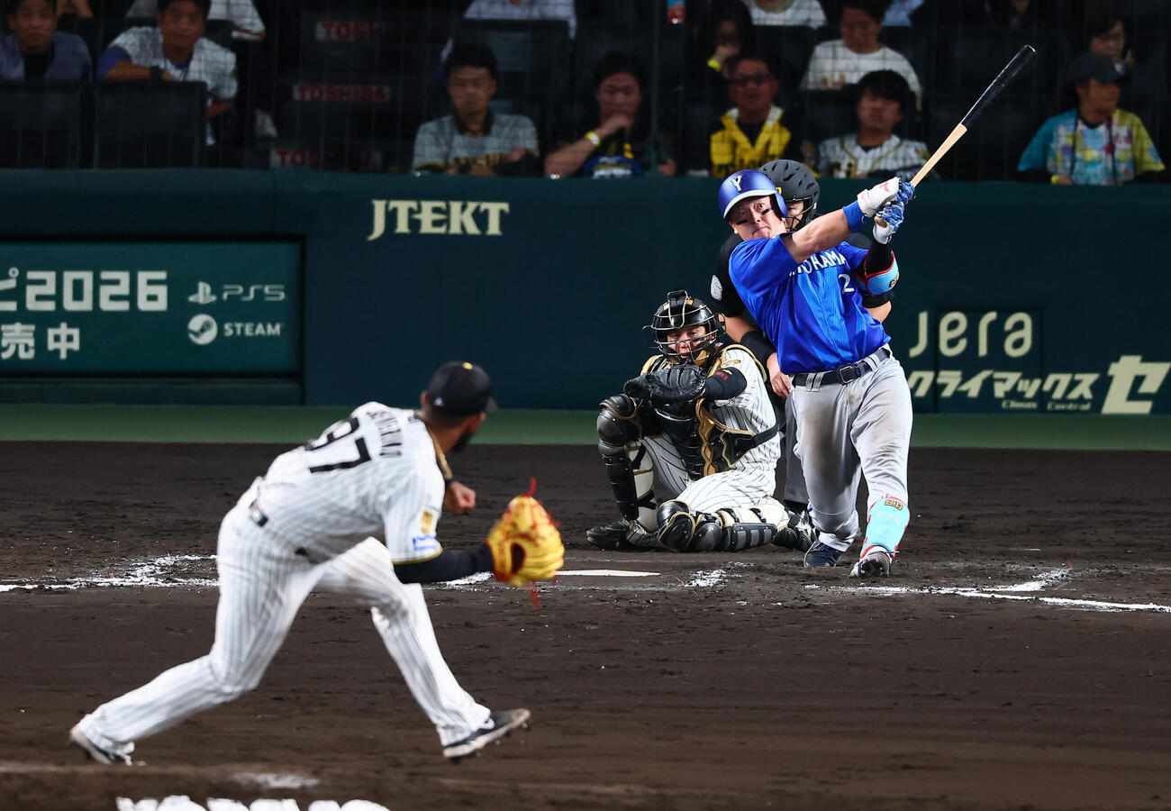 阪神対DeNA 8回表DeNA無死、牧秀悟は左越えソロ本塁打を放つ。投手アンダーソン・セベリーノ（撮影・加藤哉）