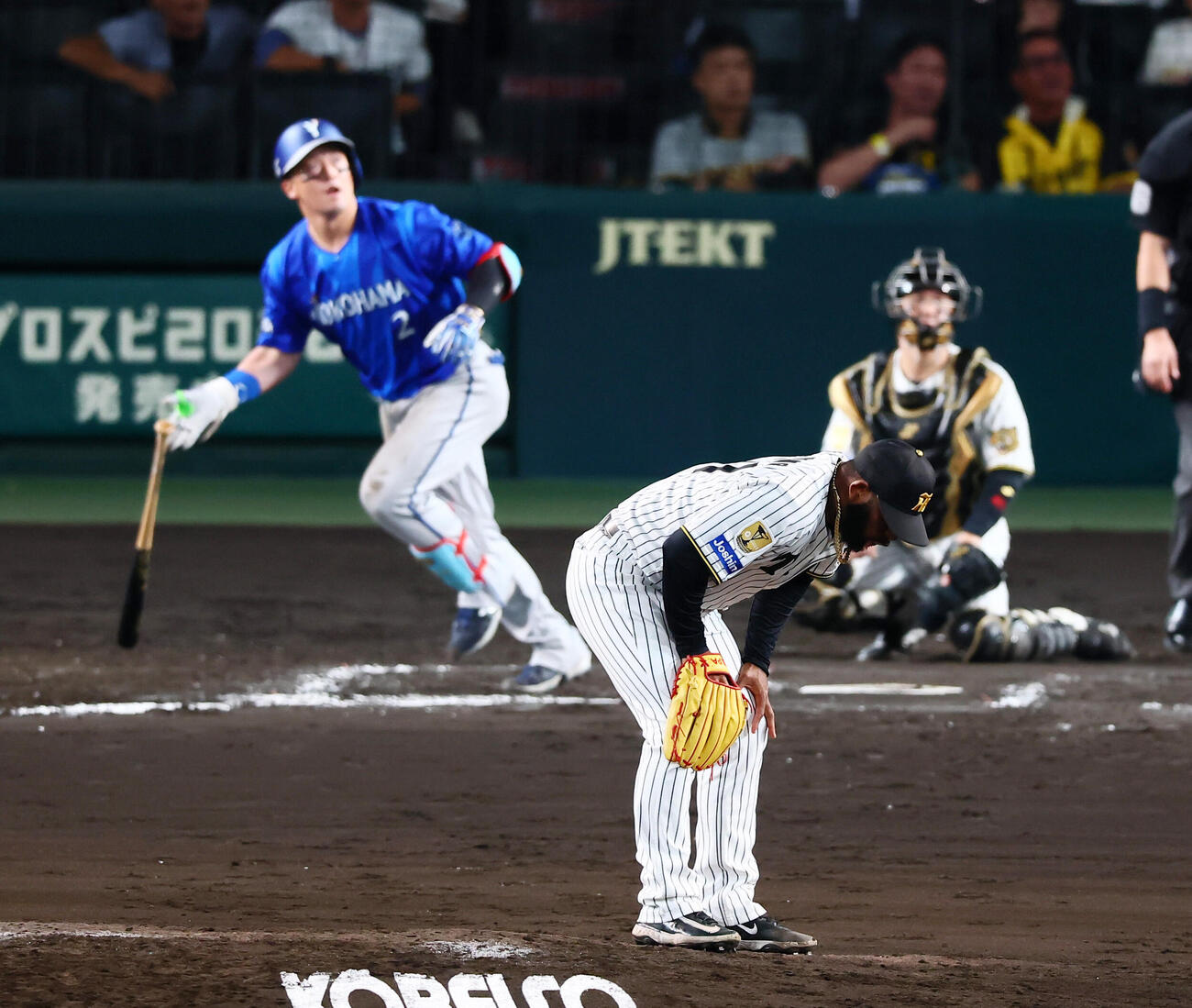 阪神対DeNA 8回表DeNA無死、アンダーソン・セベリーノは牧秀悟に左越えソロ本塁打を被弾（撮影・加藤哉）
