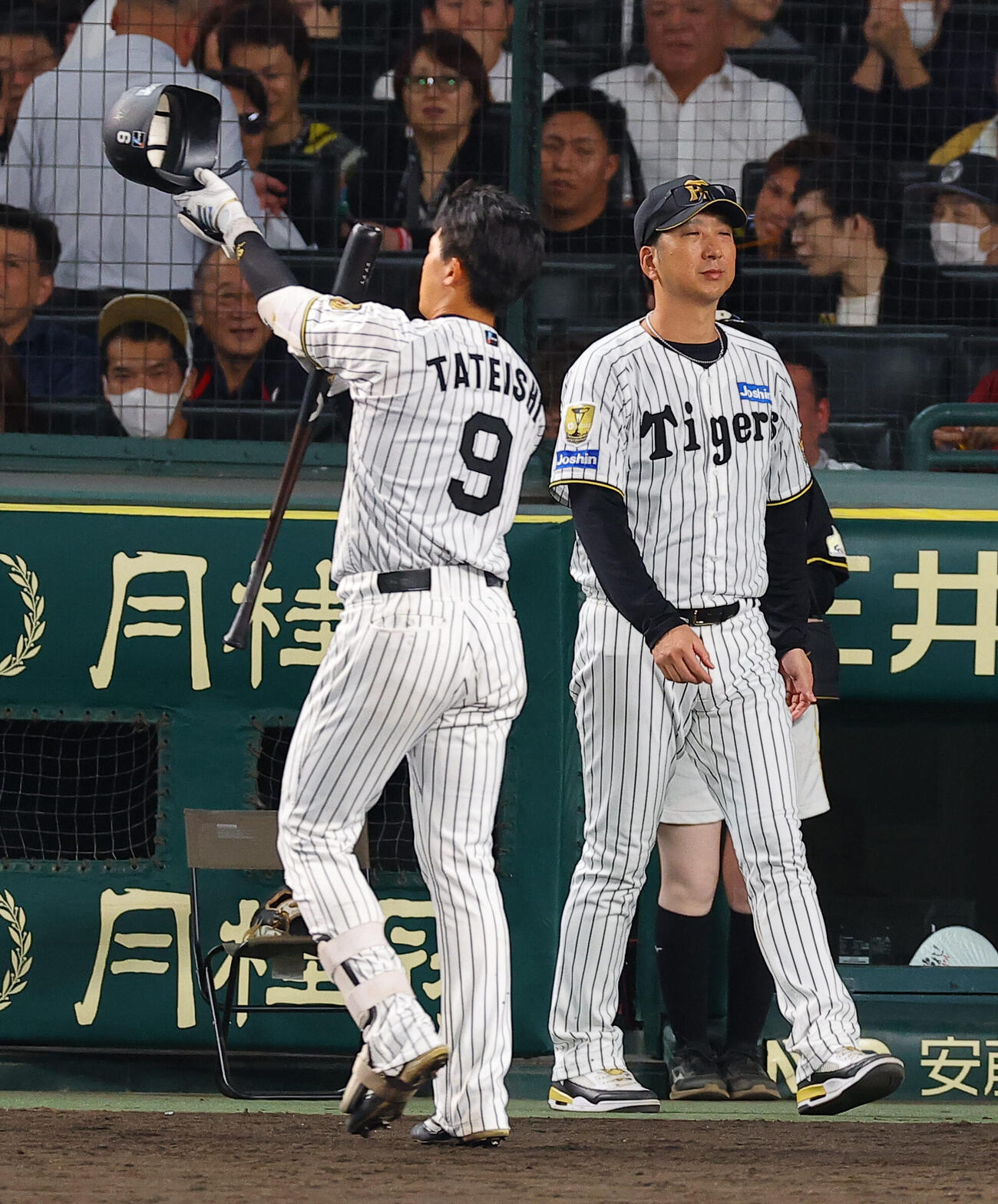 阪神対DeNA 8回裏阪神2死、三振に倒れベンチに引き揚げる立石正広（左）と選手交代を告げにベンチを出る藤川球児監督（撮影・上田博志）