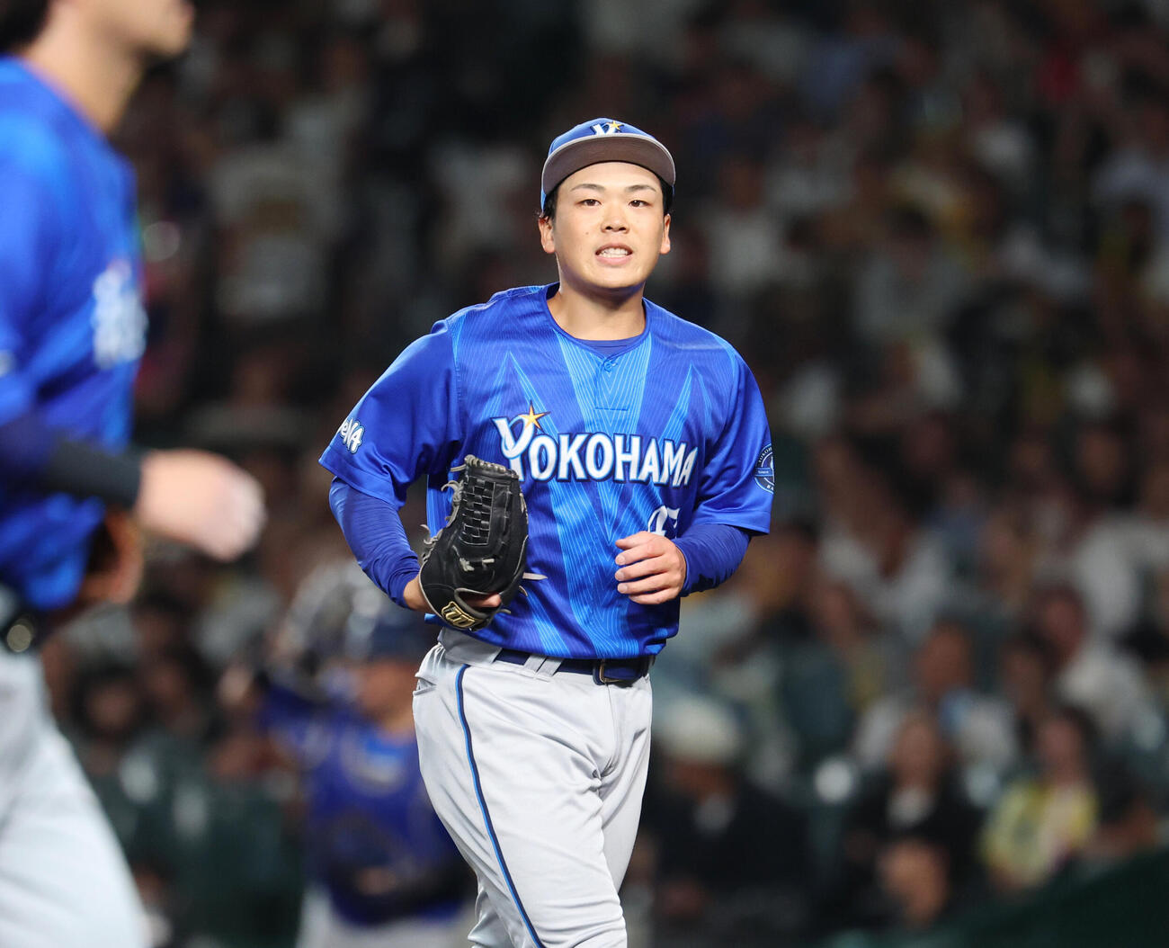 阪神対DeNA 5回裏を終え明るい表情でナインに声をかける片山皓心（撮影・増田悦実）