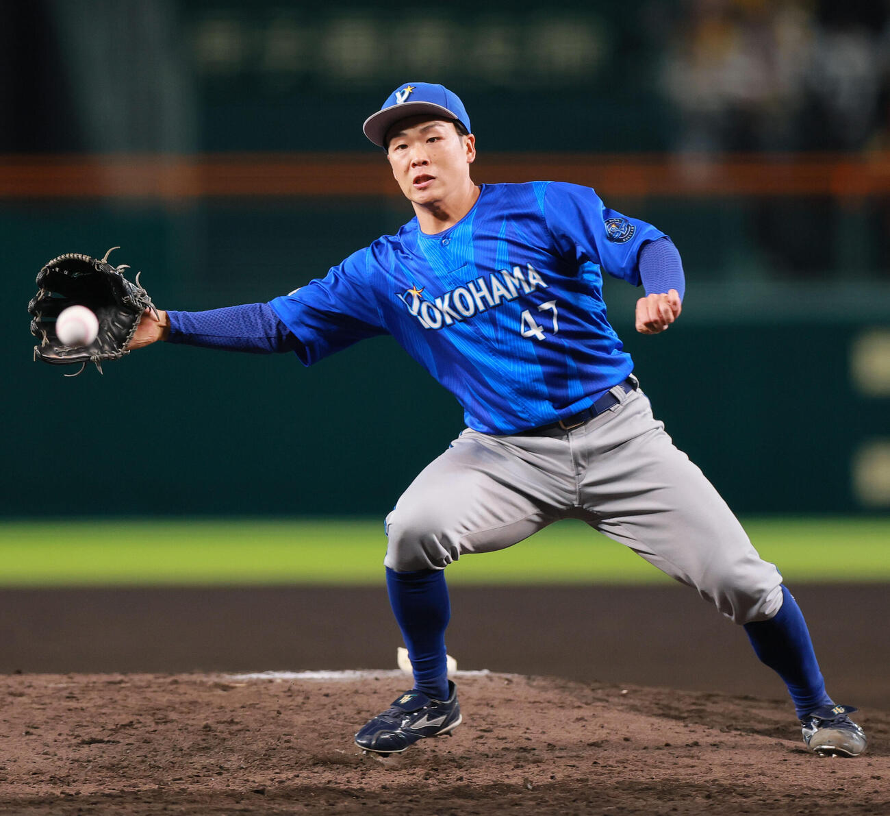 阪神対DeNA 6回裏阪神無死、片山皓心は木浪聖也の遊ゴロにグラブを出す（撮影・上山淳一）