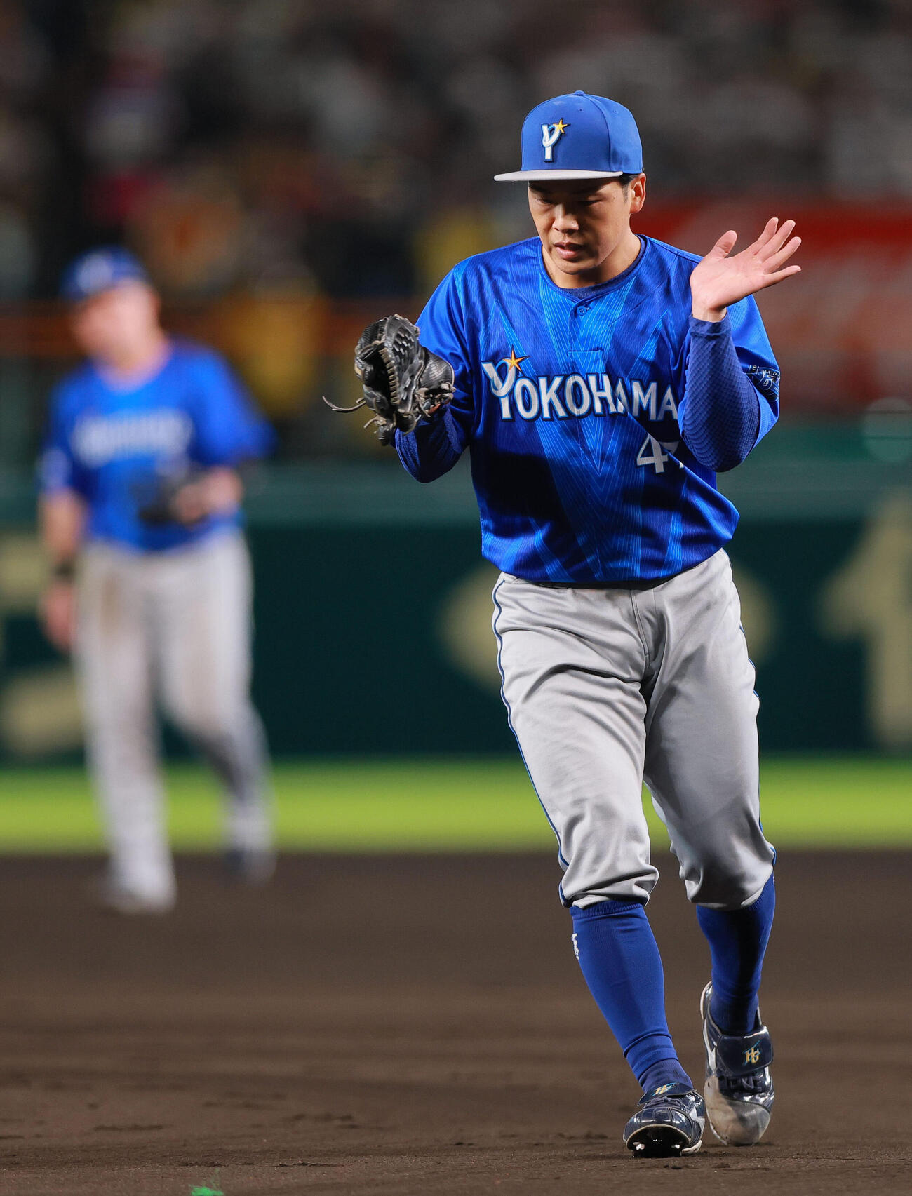 阪神対DeNA 6回裏阪神2死、片山皓心は中野拓夢を二ゴロに仕留めグラブをたたいて喜ぶ（撮影・上山淳一）