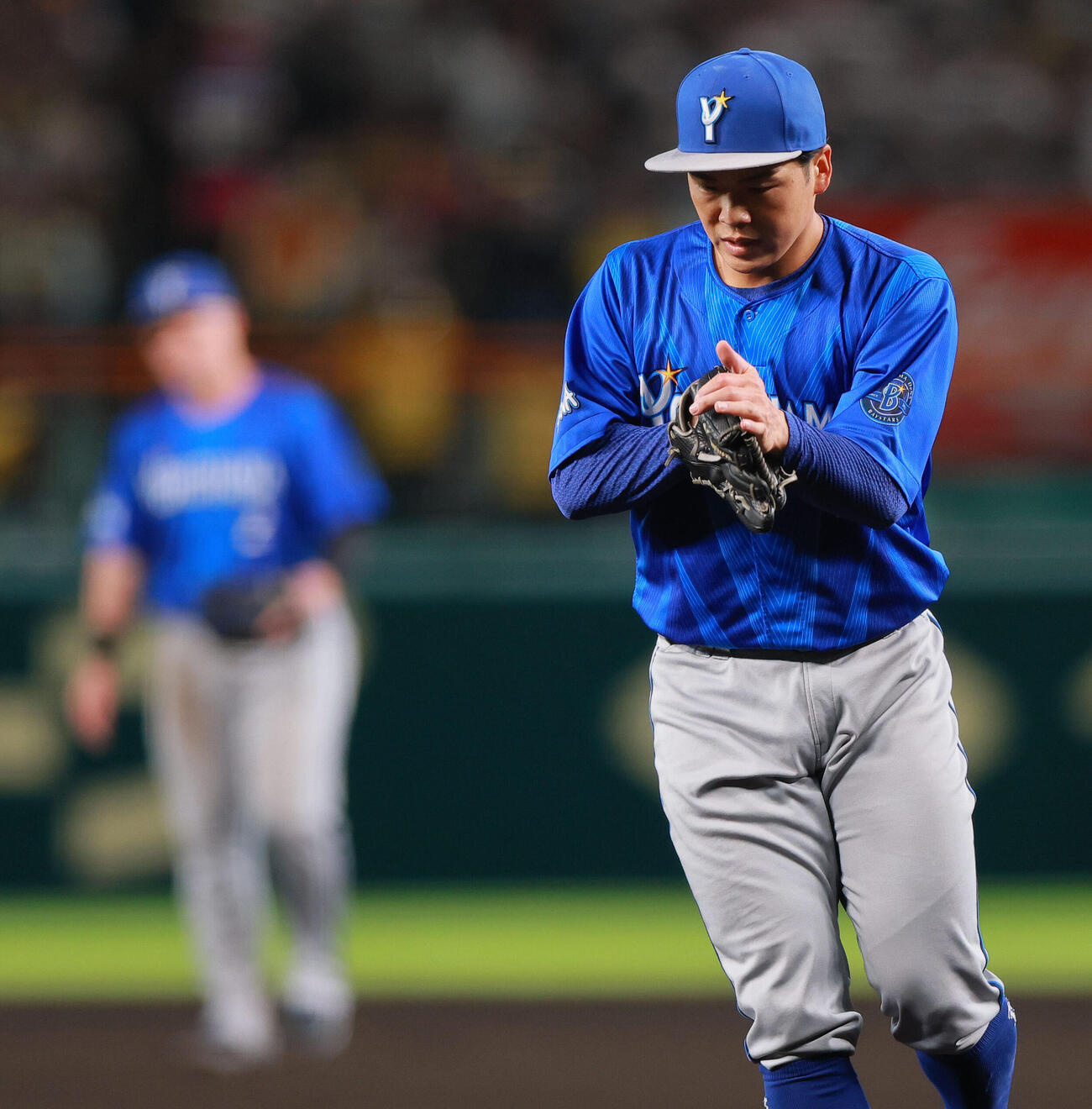 阪神対DeNA 6回裏阪神2死、片山皓心は中野拓夢を二ゴロに打ち取りグラブをたたく（撮影・上山淳一）
