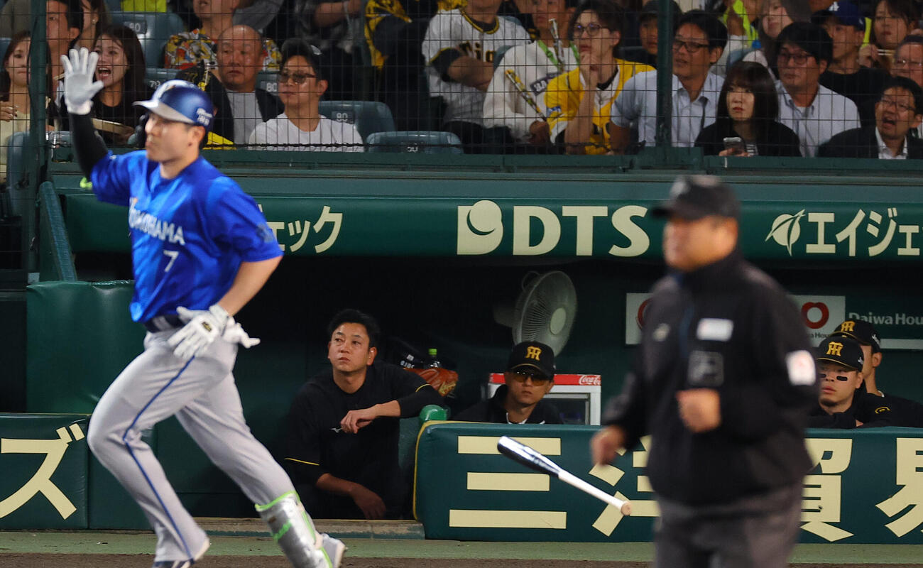 阪神対DeNA 3回表DeNA1死二、三塁、佐藤輝明（右）は佐野恵太の先制3点本塁打の打球を見守る（撮影・上田博志）