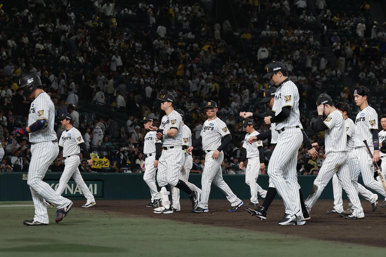 阪神対DeNA DeNAに3連敗を喫し、引き揚げる阪神の選手たち（撮影・前田充）
