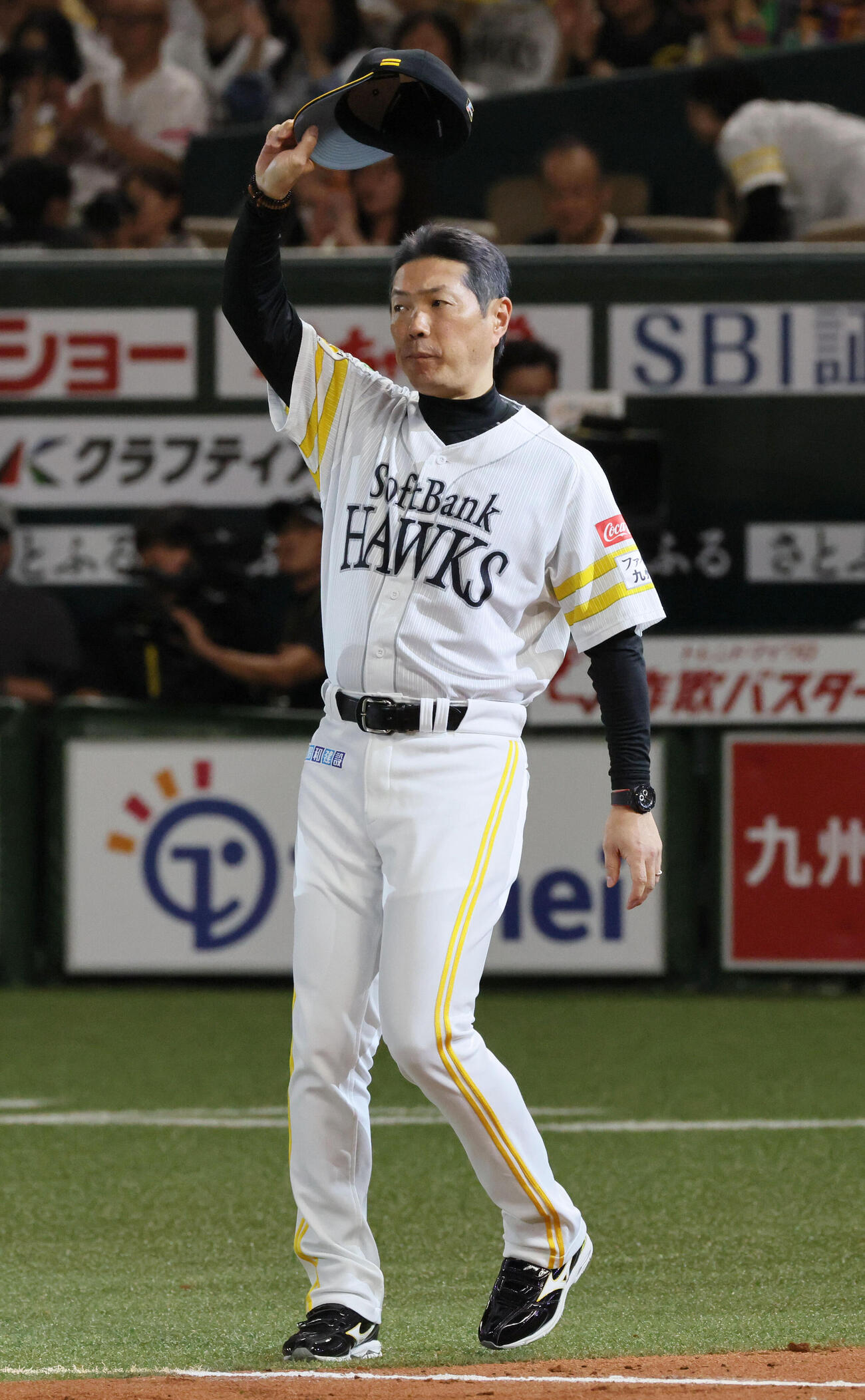 ソフトバンク対日本ハム　声援に応える小久保裕紀監督（撮影・加藤孝規）