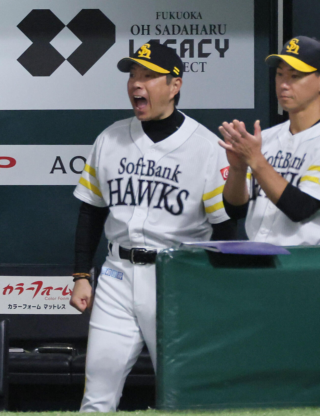 ソフトバンク対日本ハム　5回裏ソフトバンク1死二塁、正木智也の逆転2点本塁打で喜ぶ小久保裕紀監督（撮影・加藤孝規）