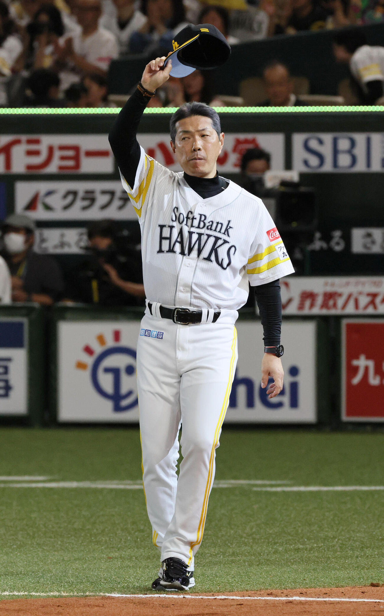 ソフトバンク対日本ハム　声援に応える小久保裕紀監督（撮影・加藤孝規）