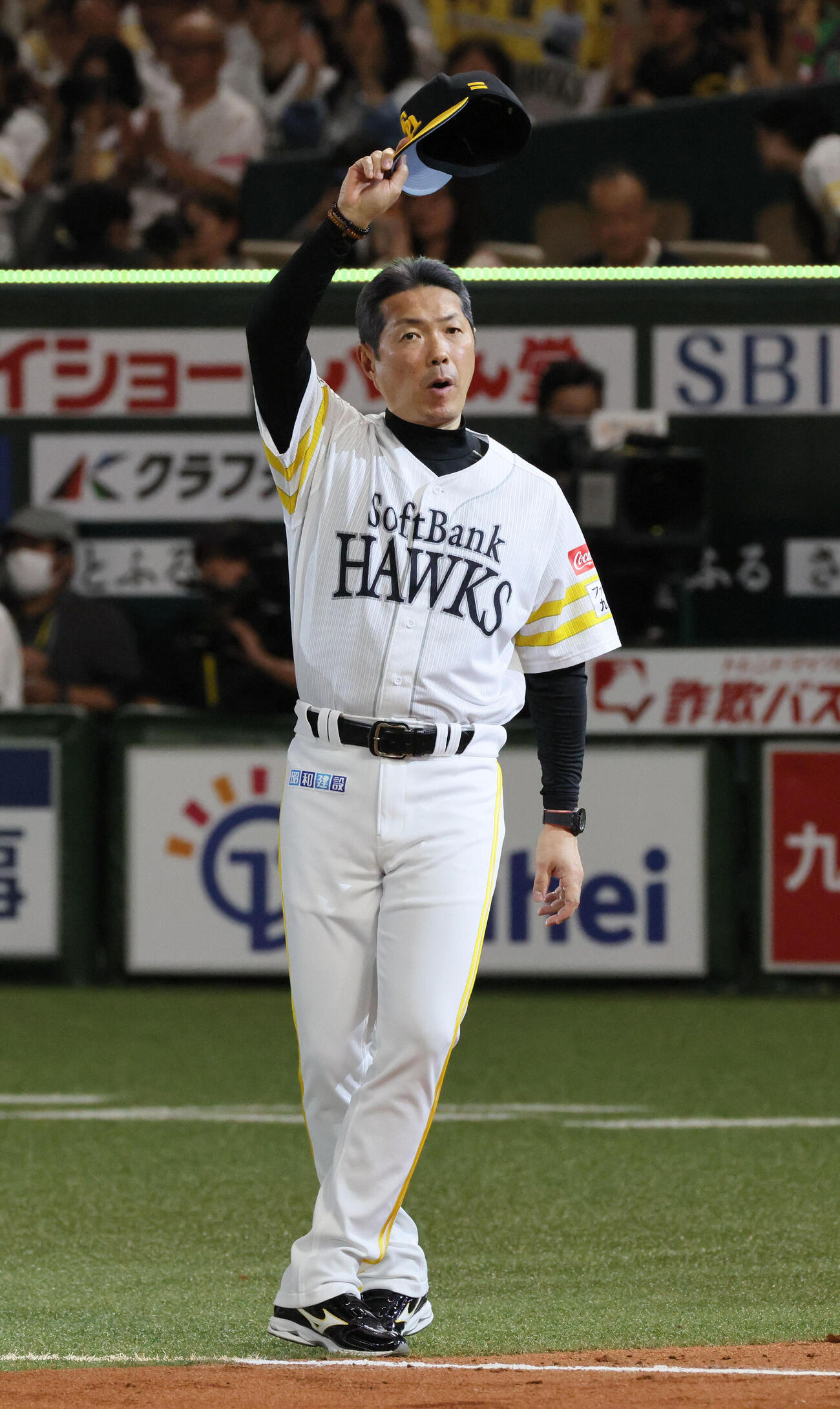ソフトバンク対日本ハム　声援に応える小久保裕紀監督（撮影・加藤孝規）