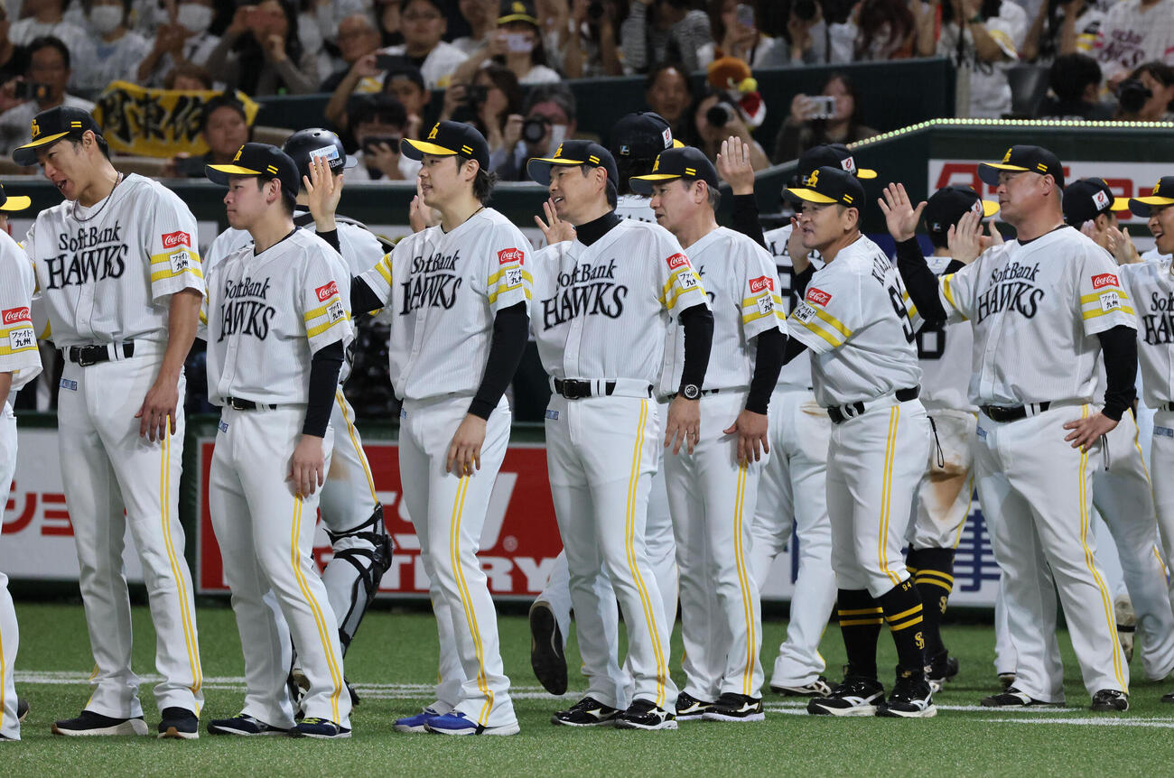 ソフトバンク対日本ハム　勝利のソフトバンクナインを迎える小久保裕紀監督（中央）（撮影・加藤孝規）