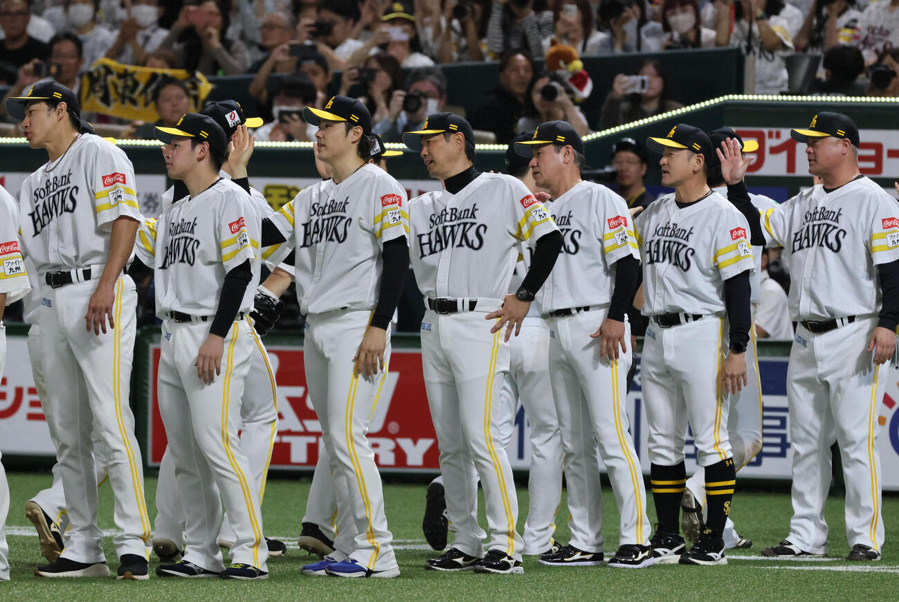 ソフトバンク対日本ハム　勝利のソフトバンクナインを迎える小久保裕紀監督（中央）（撮影・加藤孝規）