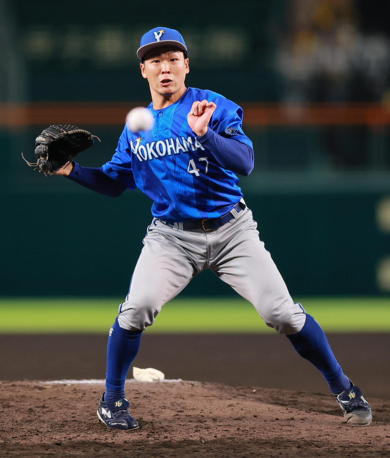 阪神対DeNA 6回裏阪神無死、片山皓心は木浪聖也の遊ゴロに反応する（撮影・上山淳一）