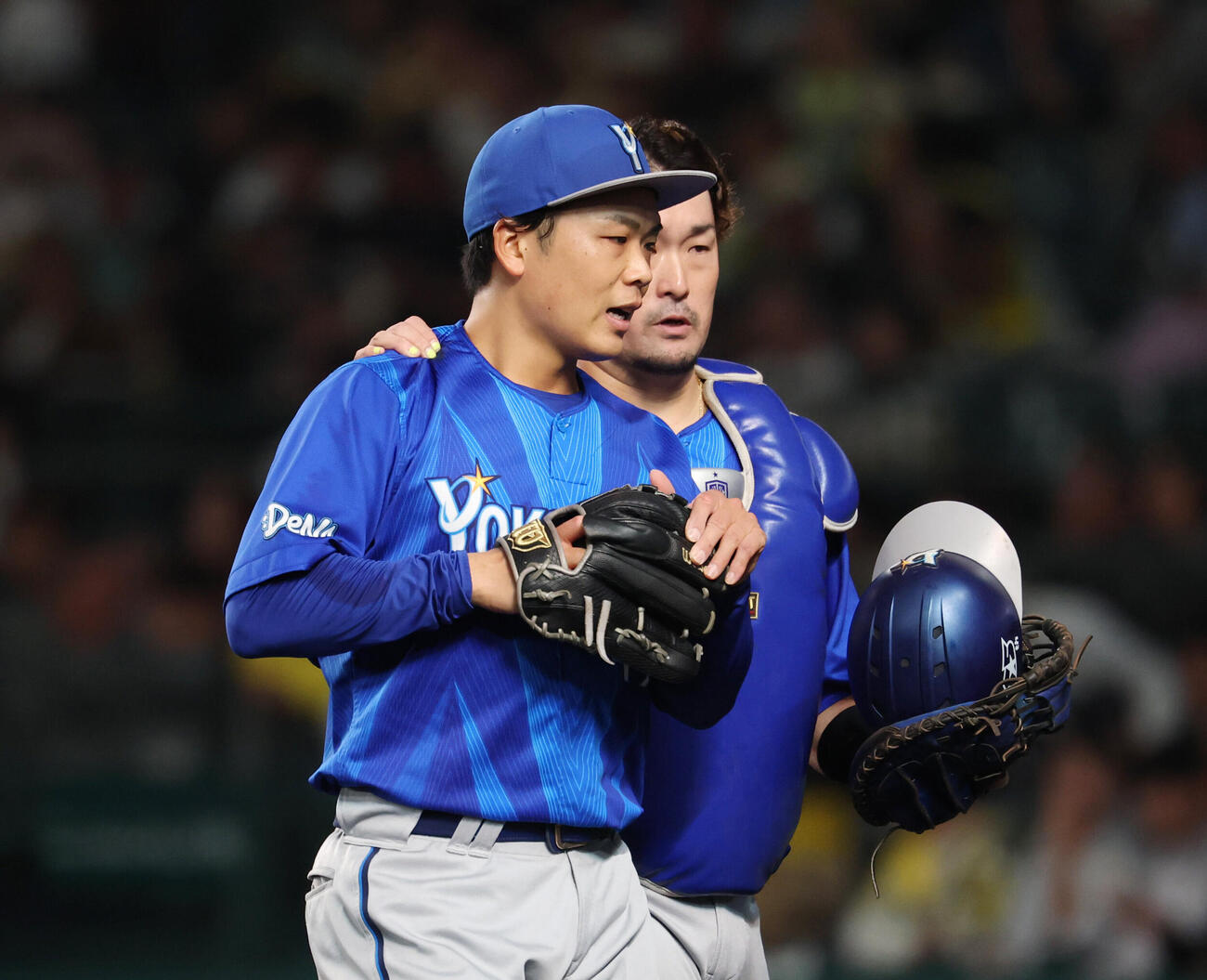 阪神対DeNA 5回裏を終え会話をする戸柱恭孝（右）と片山皓心（撮影・増田悦実）