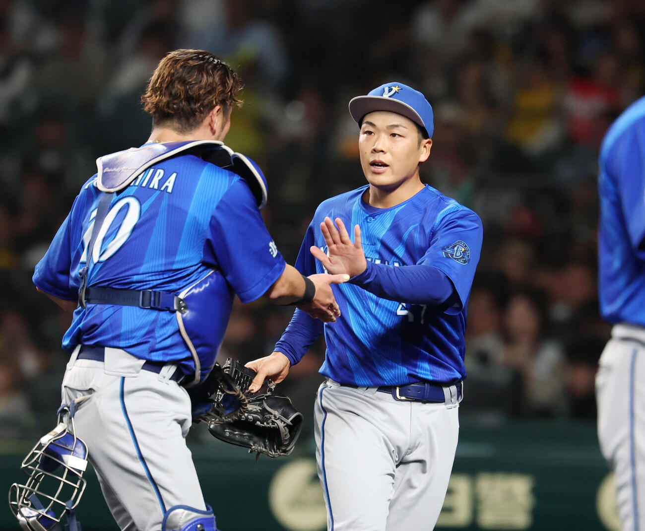 阪神対DeNA 1回裏を抑え戸柱恭孝（左）とタッチを交わす片山皓心（撮影・増田悦実）