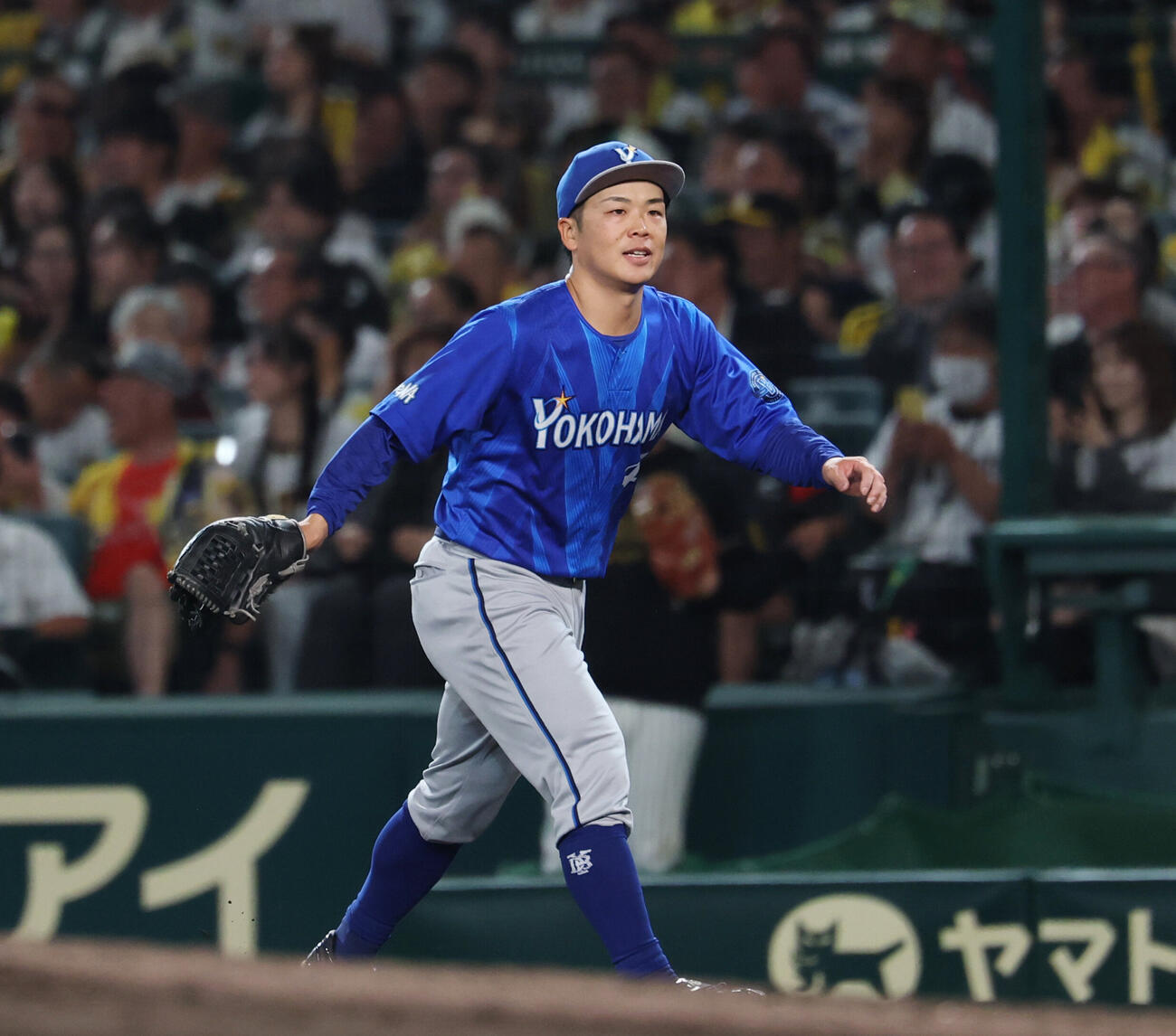 阪神対DeNA 7回表の走者一、二塁のピンチをしのぎ笑顔を見せるDeNA片山皓心（撮影・増田悦実）