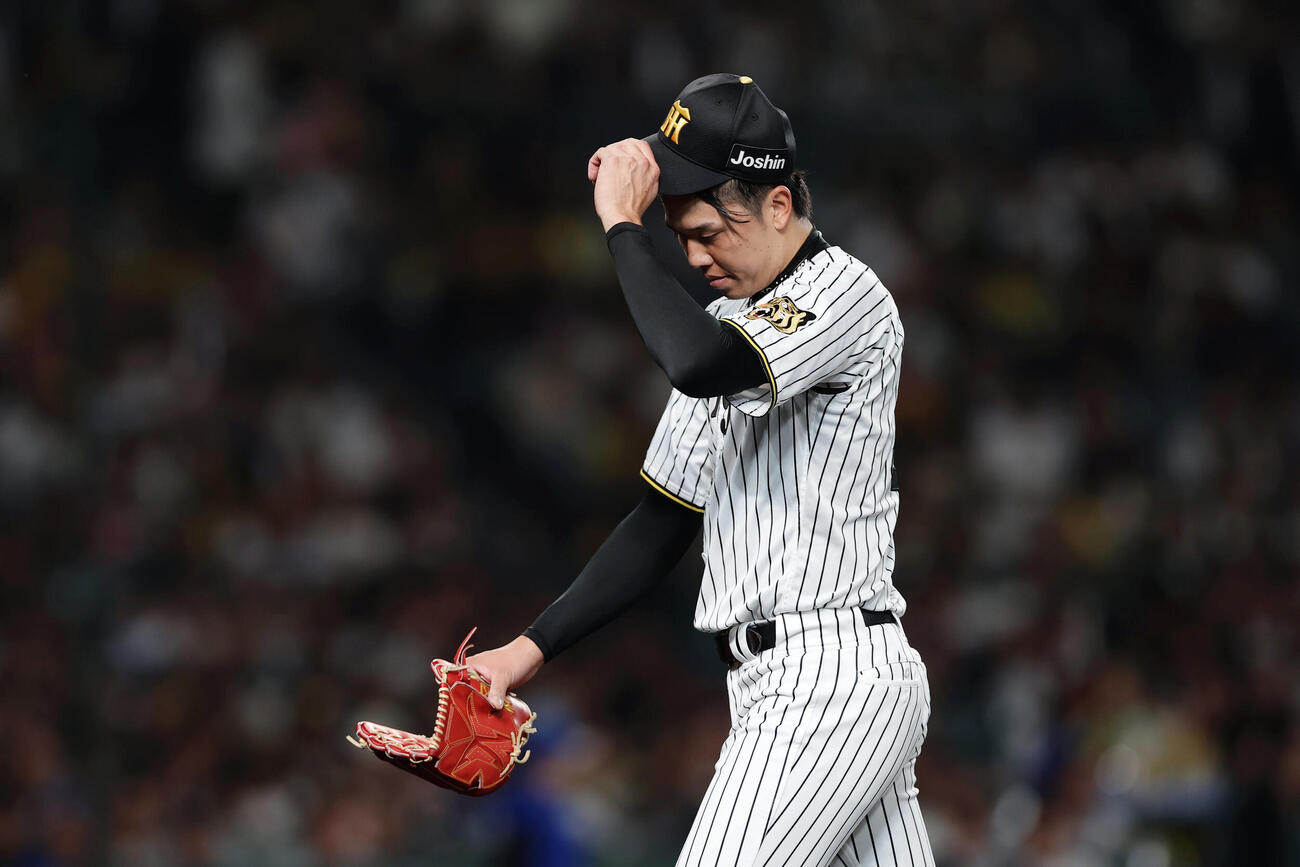 阪神対DeNA 3回表を投げ終え、悔しそうにベンチへ戻る阪神才木浩人（撮影・前田充）