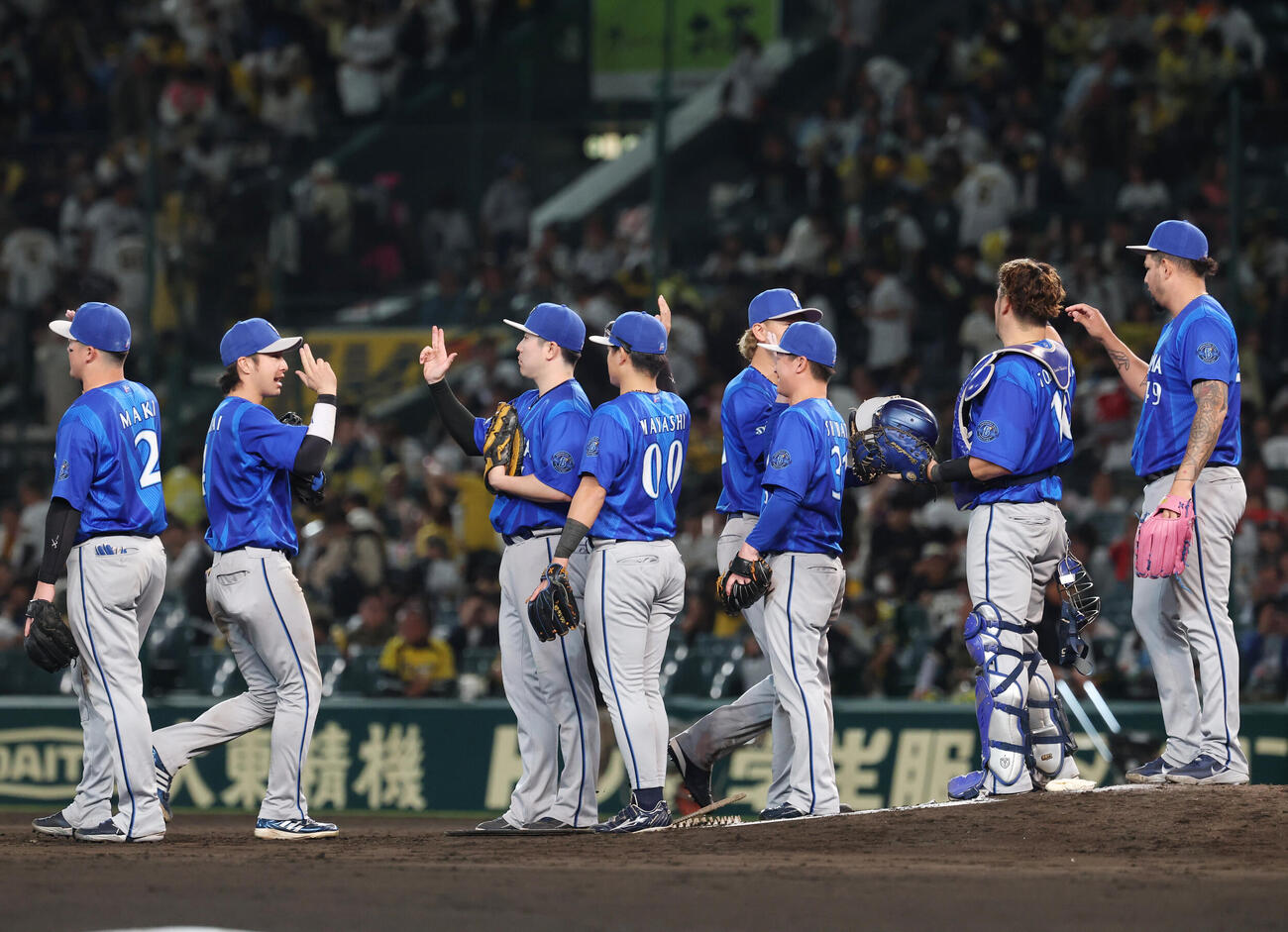 阪神対DeNA　勝利しタッチを交わすDeNAナイン（撮影・増田悦実）