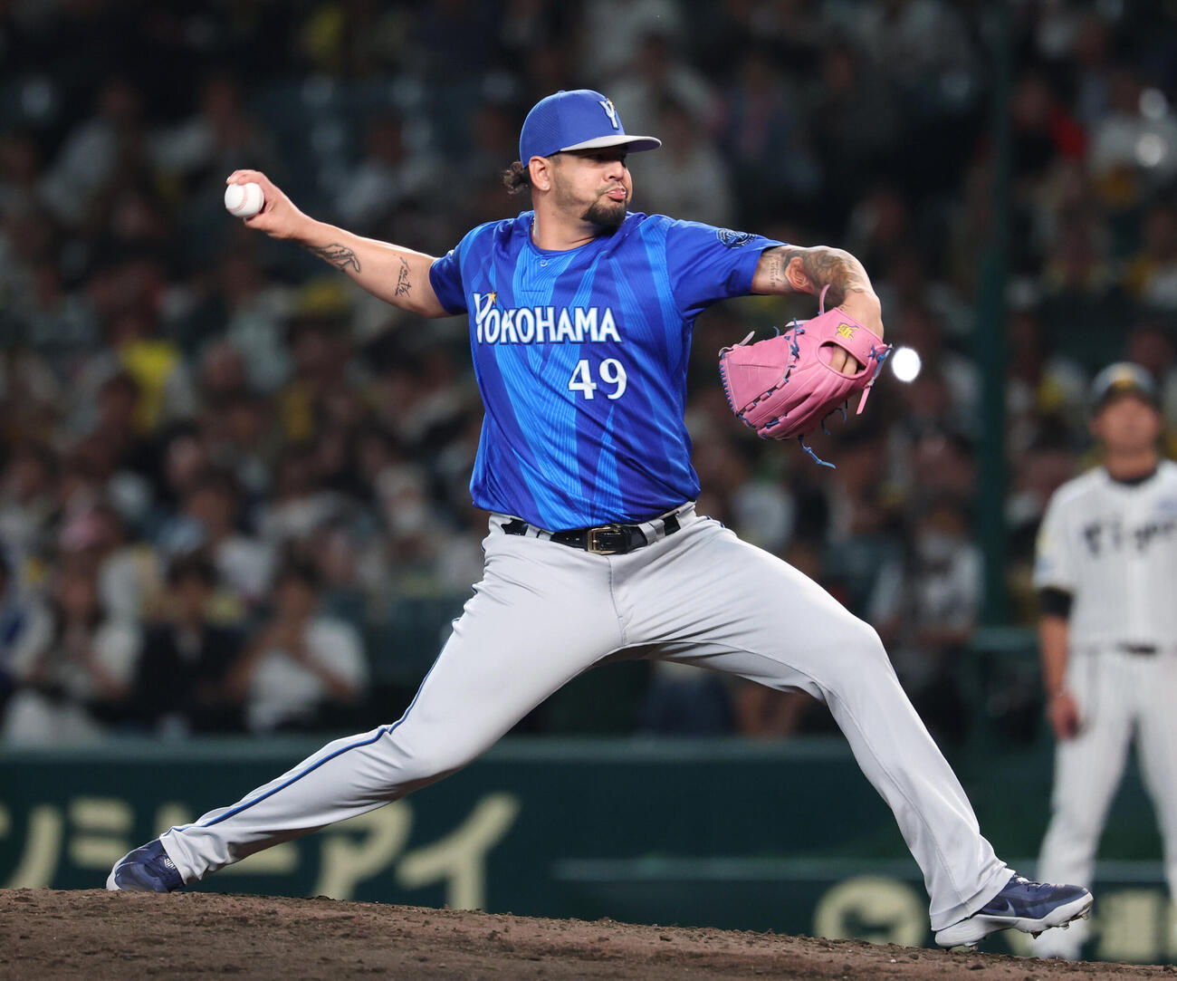 阪神対DeNA DeNA3番手で登板し力投するホセ・ルイーズ（撮影・増田悦実）