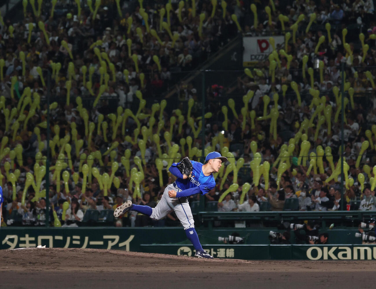 阪神対DeNA 7回裏、投球準備をするDeNA片山皓心（撮影・増田悦実）