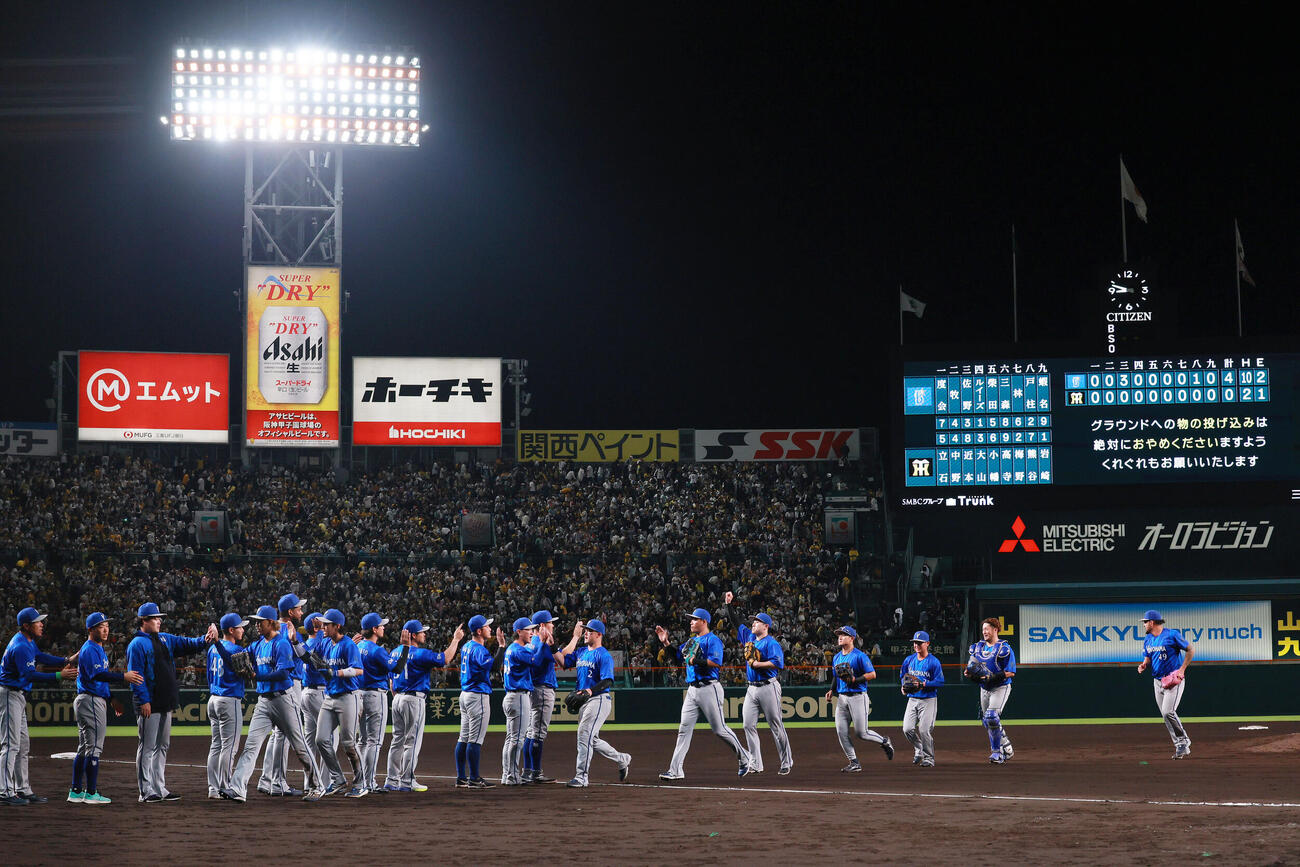 阪神対DeNA　阪神に勝利しタッチをかわすDeNAナイン（撮影・上山淳一）