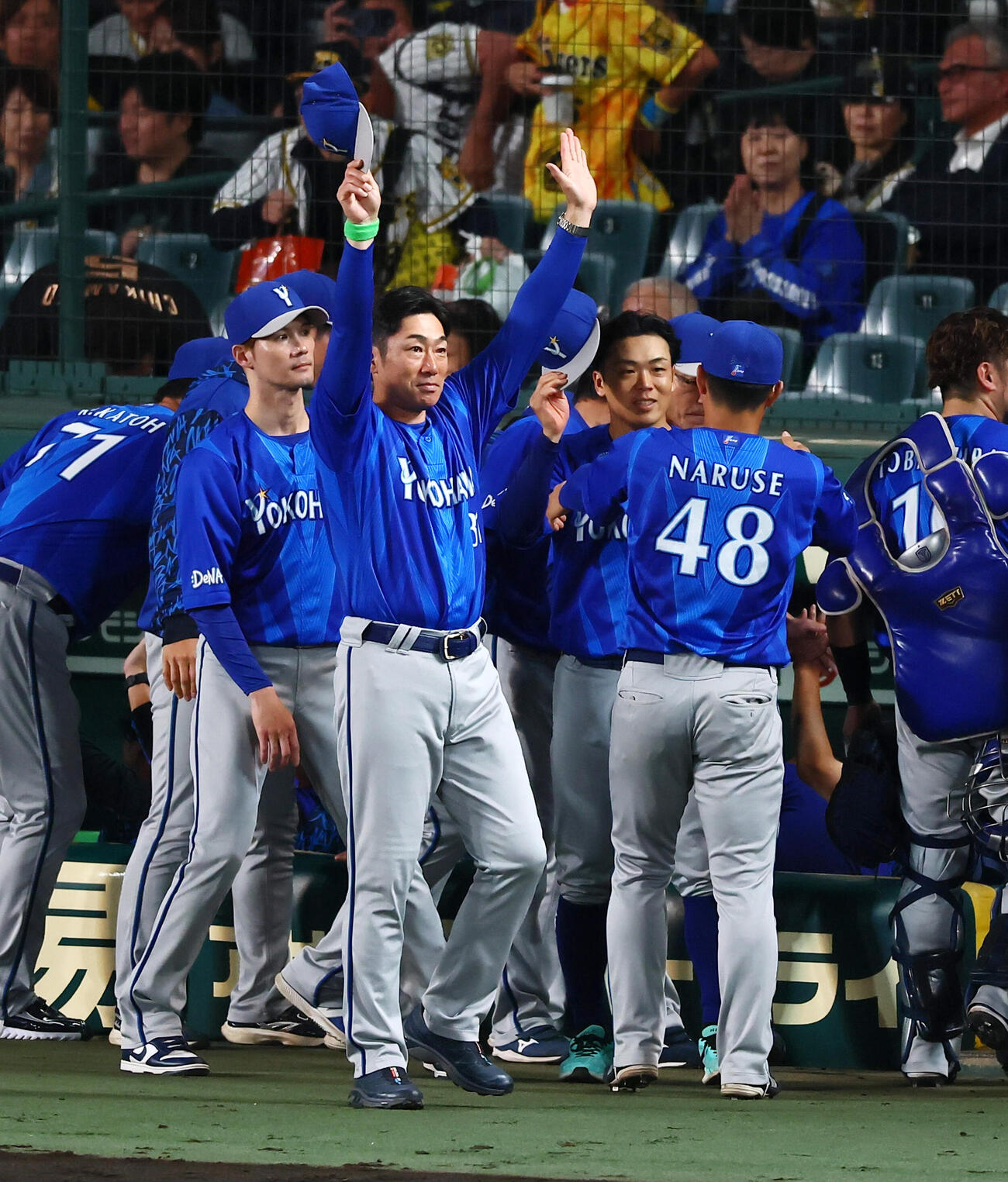阪神対DeNA　阪神に勝利しファンへあいさつするDeNA相川亮二監督（撮影・加藤哉）