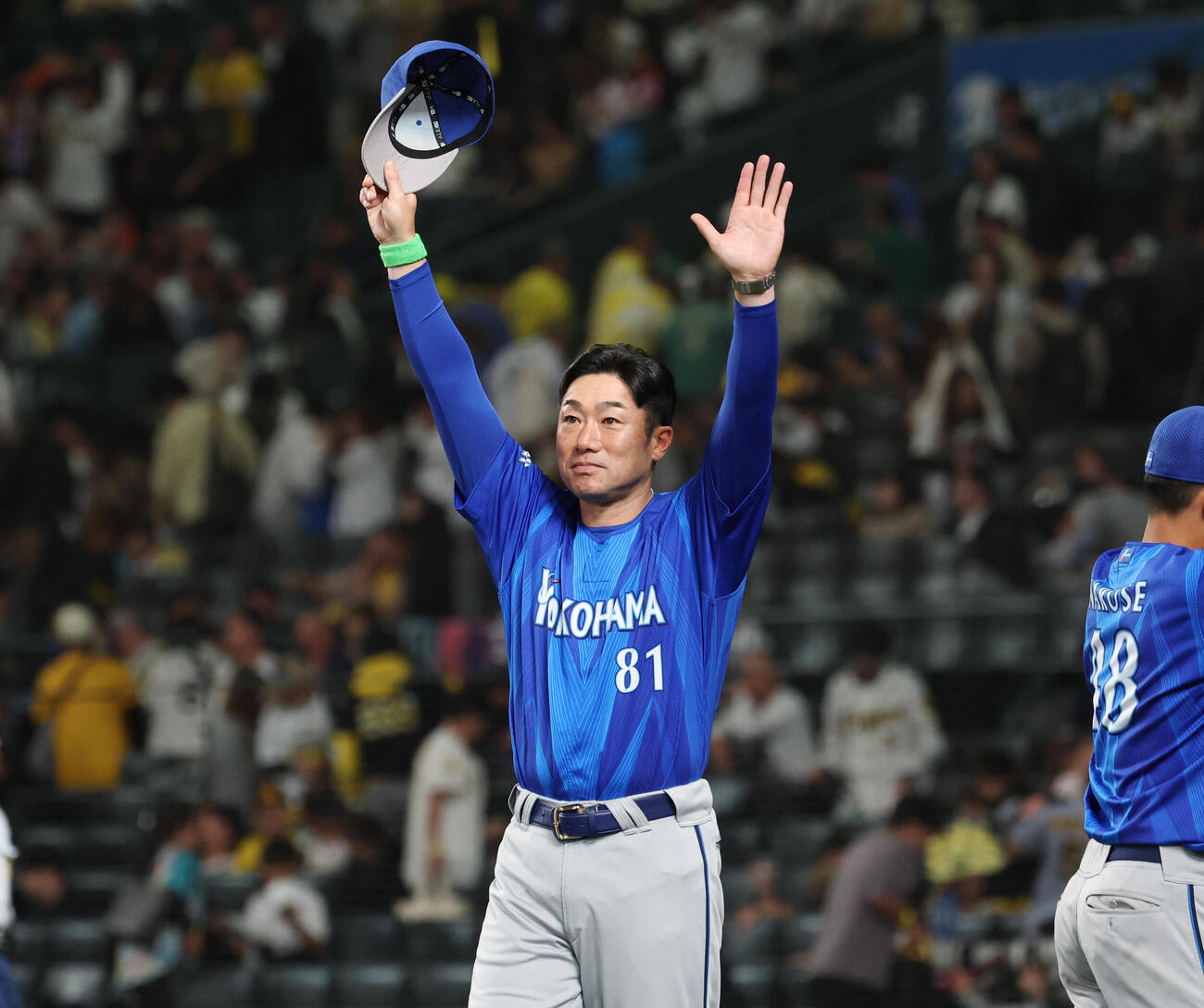 阪神対DeNA　勝利し声援に応えるDeNA相川亮二監督（撮影・増田悦実）
