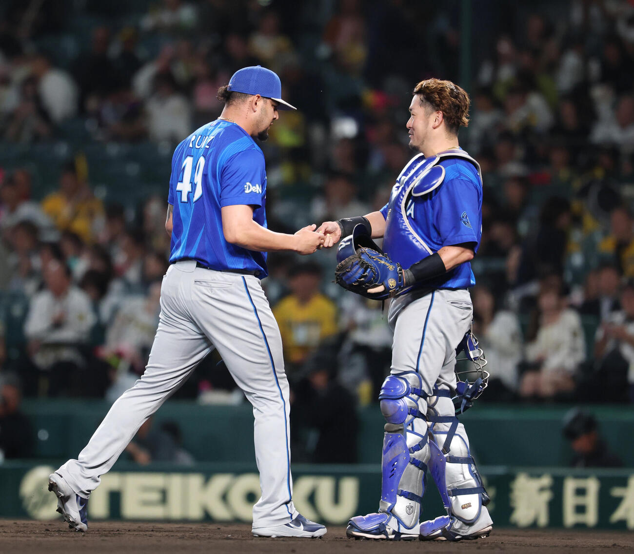 阪神対DeNA　勝利しハグを交わすDeNA戸柱恭孝（右）とホセ・ルイーズ（撮影・増田悦実）