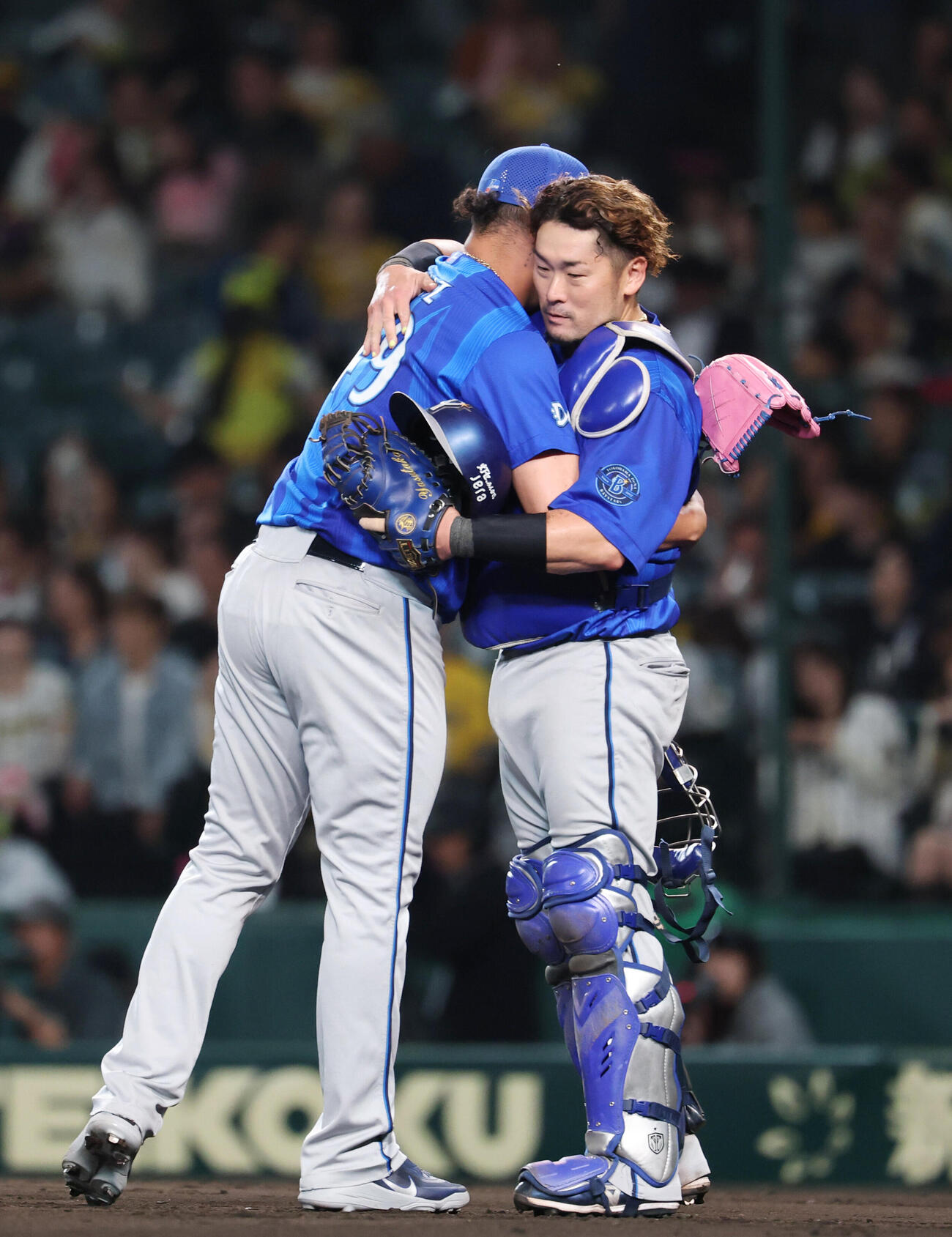 阪神対DeNA　勝利しハグを交わすDeNA戸柱恭孝（右）とホセ・ルイーズ（撮影・増田悦実）