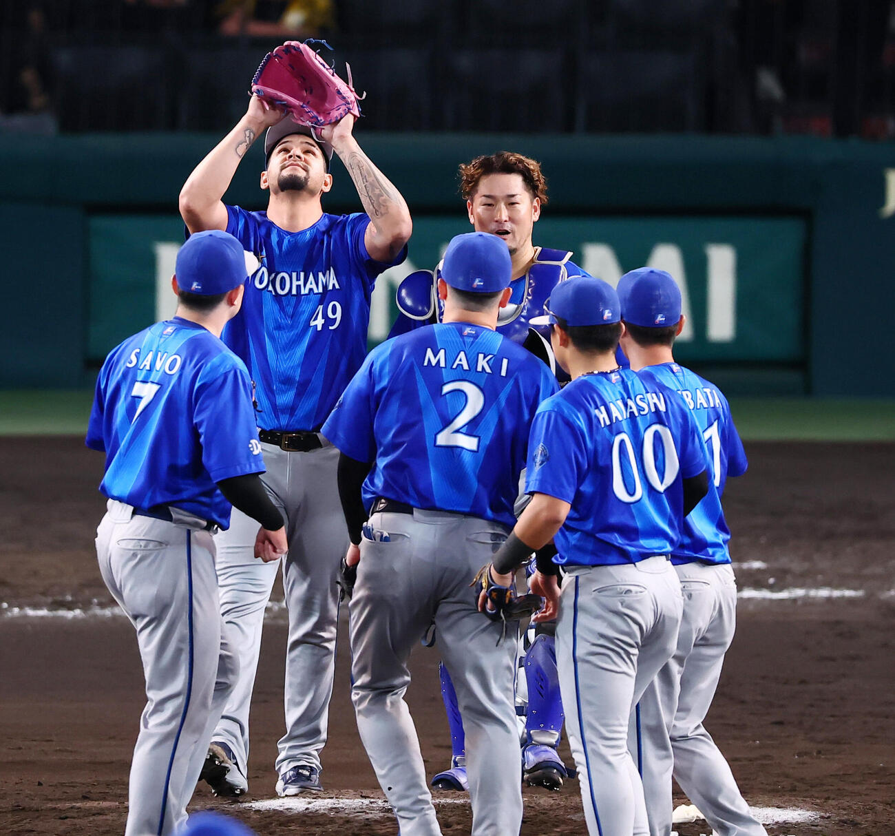 阪神対DeNA　阪神に勝利し天を見上げるDeNAホセ・ルイーズ（撮影・加藤哉）