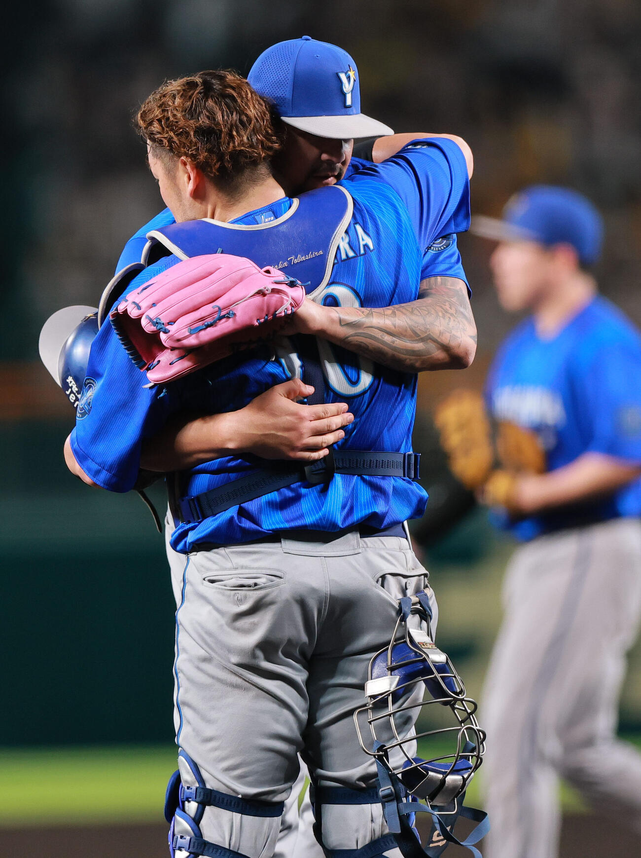 阪神対DeNA 9回裏阪神2死、最終打者大山悠輔を左飛に仕留め抱き合って喜ぶ捕手戸柱恭孝（手前）とホセ・ルイーズ（撮影・上山淳一）