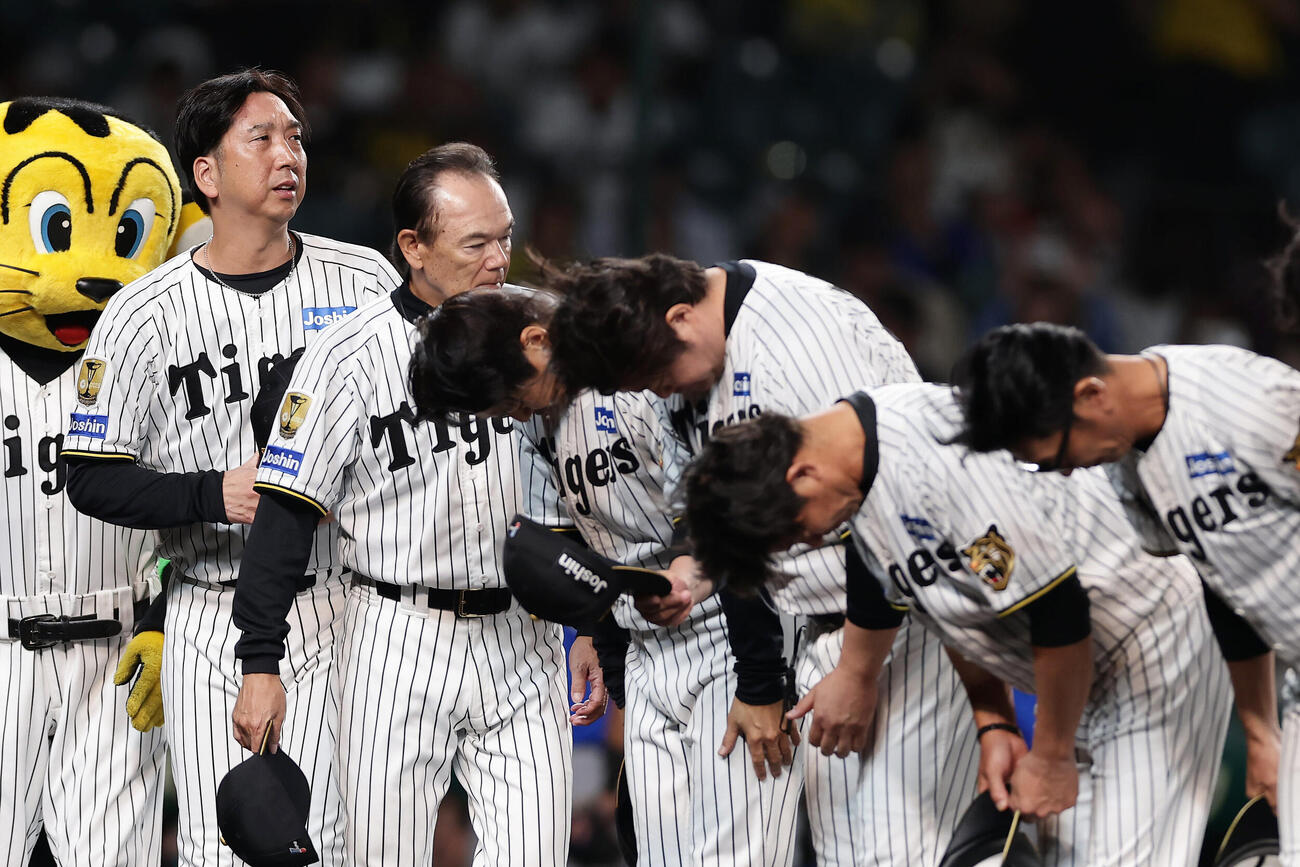 阪神対DeNA DeNAに3連敗を喫し、厳しい表情でファンにあいさつする阪神藤川球児監督（左端）ら（撮影・前田充）