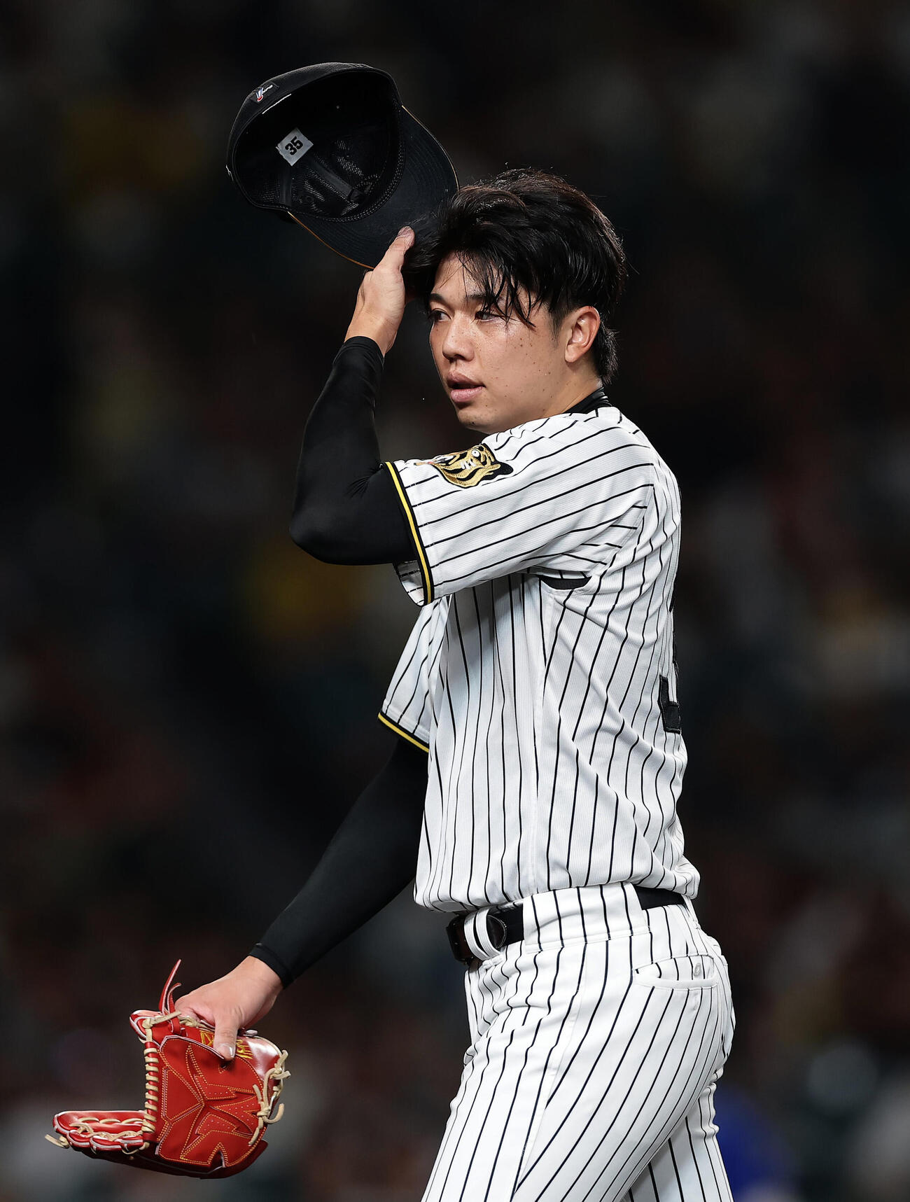 阪神対DeNA 3回表を投げ終え、悔しそうにベンチへ戻る阪神才木浩人（撮影・前田充）