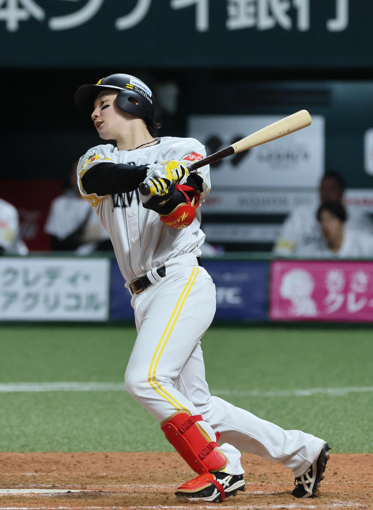 ソフトバンク対日本ハム　5回裏ソフトバンク1死二塁、正木智也は逆転の2点本塁打を放つ（撮影・加藤孝規）