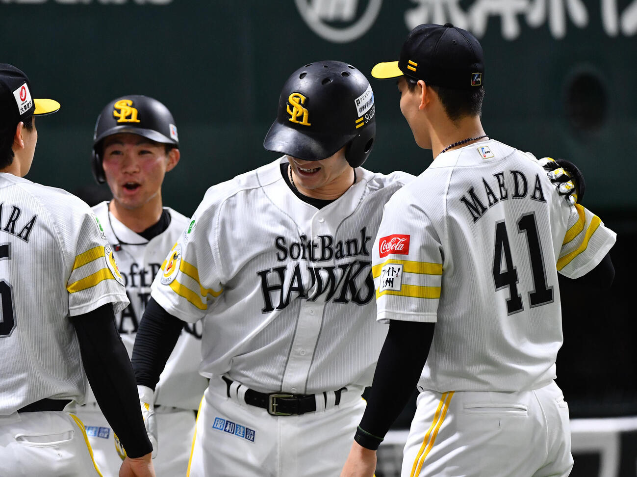 ソフトバンク対日本ハム　5回裏ソフトバンク1死二塁、左中間へ逆転2点本塁打を放ち、前田悠伍（右）と抱き合う正木智也（撮影・岩下翔太）