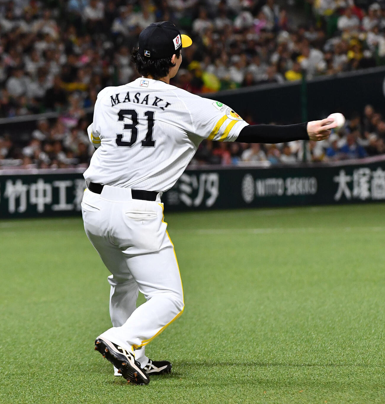 ソフトバンク対日本ハム　5回表日本ハム無死一塁、田宮裕涼の一ゴロを二塁へ悪送球する正木智也（撮影・岩下翔太）