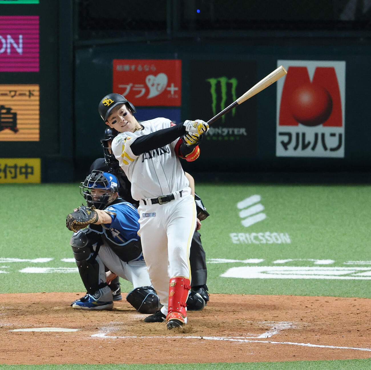 ソフトバンク対日本ハム　5回裏ソフトバンク1死二塁、正木智也は左中間に逆転となる2点本塁打を放つ（撮影・梅根麻紀）