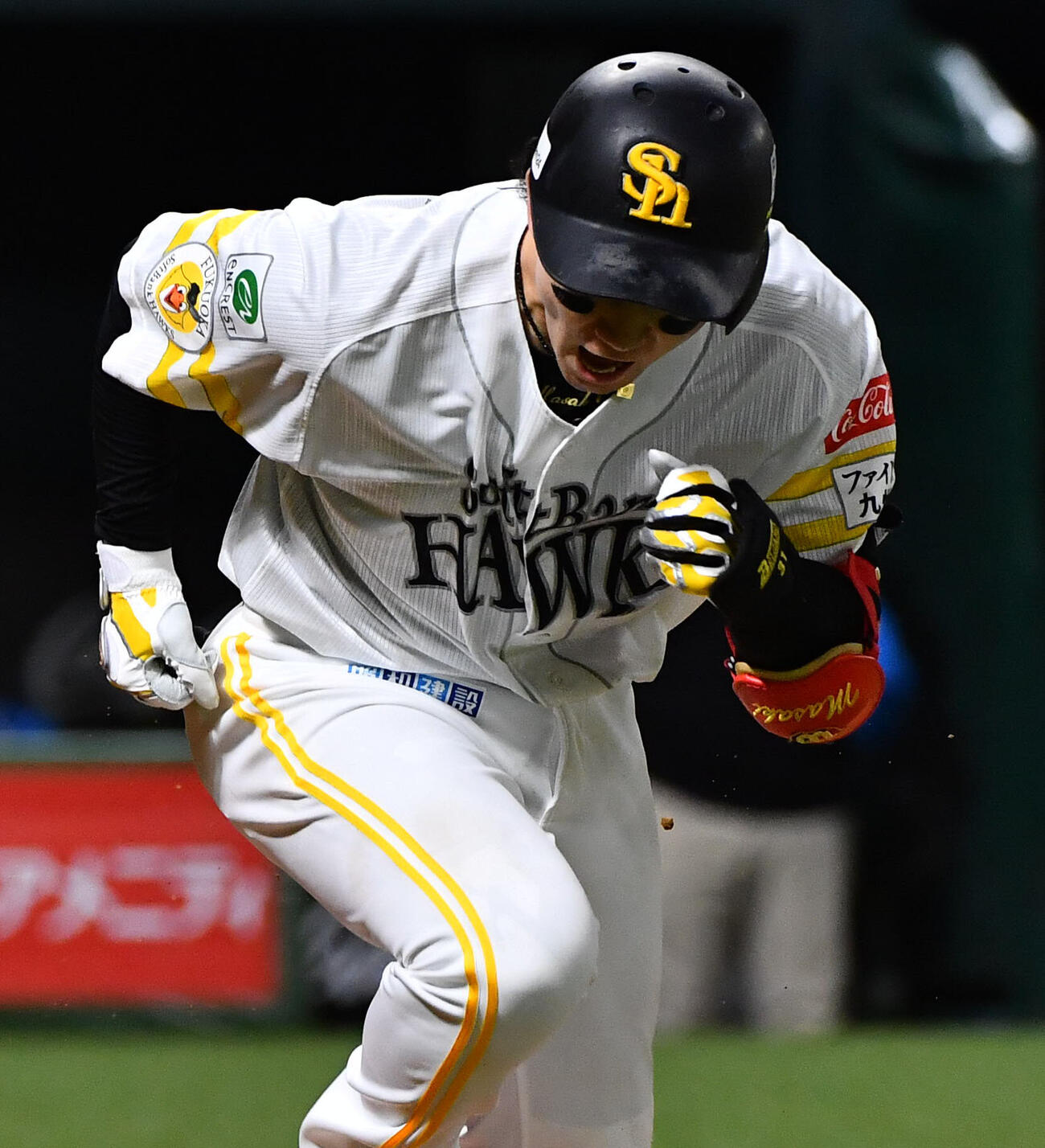 ソフトバンク対日本ハム　5回裏ソフトバンク1死二塁、左中間へ逆転2点本塁打を放ち、雄たけびをあげる正木智也（撮影・岩下翔太）