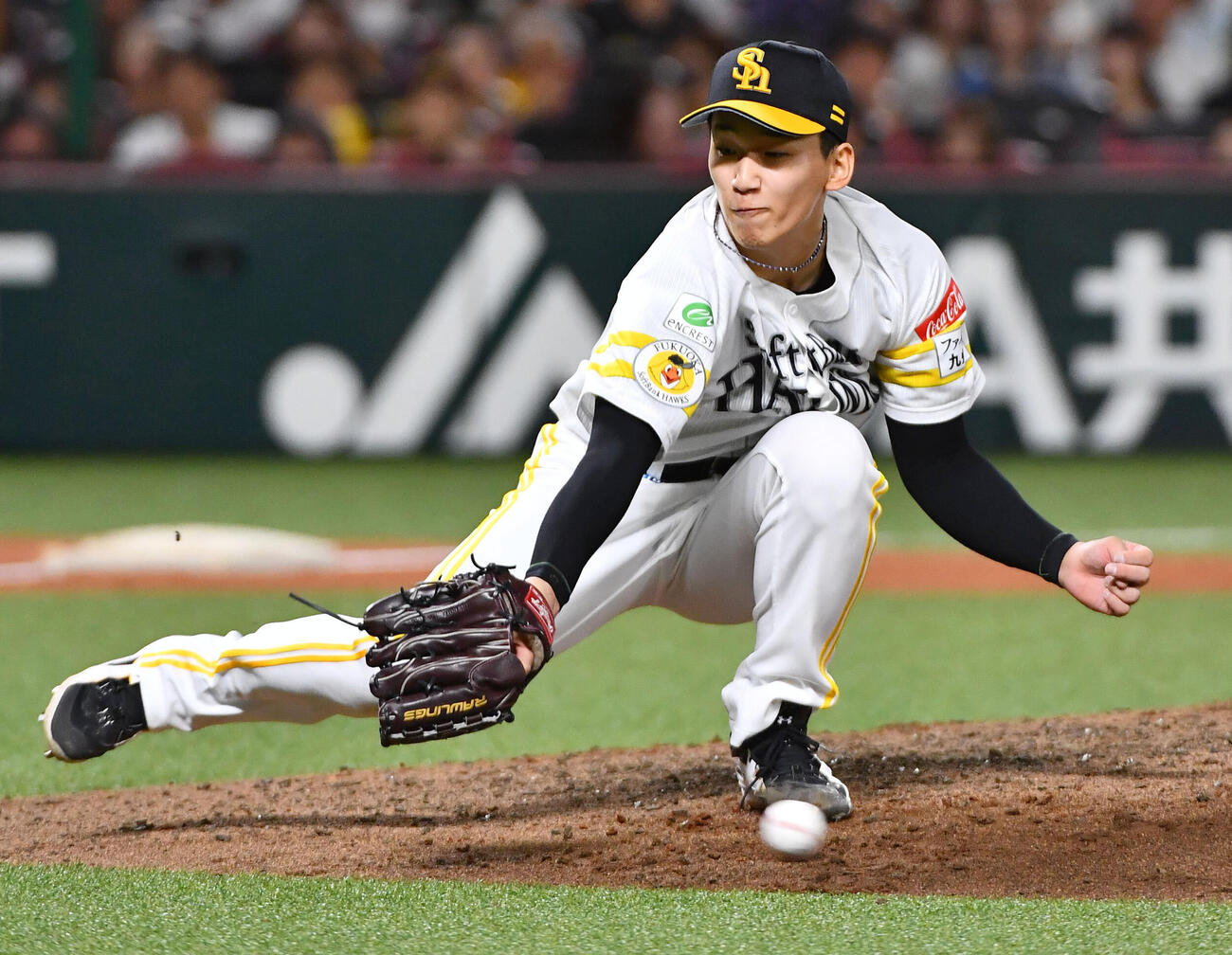 ソフトバンク対日本ハム　5回表日本ハム2死二、三塁、水野達稀の打球に前田悠伍がグラブを伸ばすも捕球できず、勝ち越しの適時内野安打となる（撮影・岩下翔太）