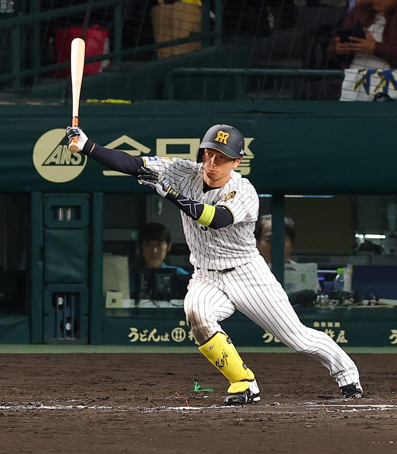 阪神対DeNA 9回裏阪神1死、近本光司は投直に倒れる（撮影・上田博志）