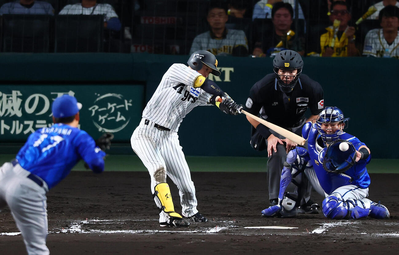阪神対DeNA 7回裏阪神無死、近本光司は三失で出塁。投手片山皓心（撮影・加藤哉）