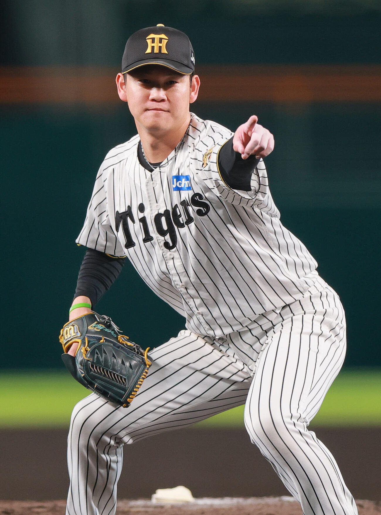 阪神対DeNA 6回表DeNA2死三塁、及川雅貴は林琢真のスイングをアピールする（撮影・上山淳一）
